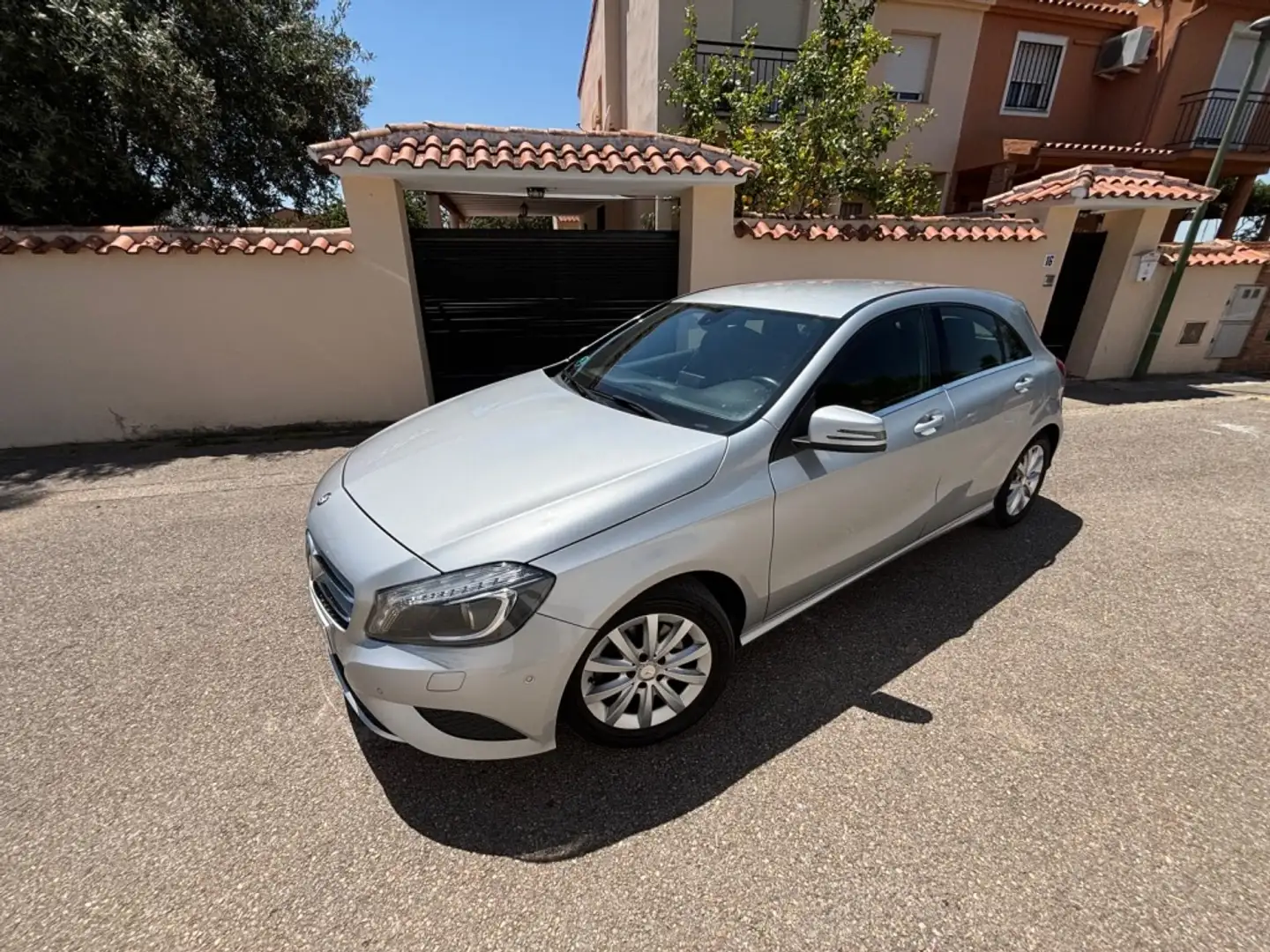 Mercedes-Benz A 180 BE AMG Line Gris - 1