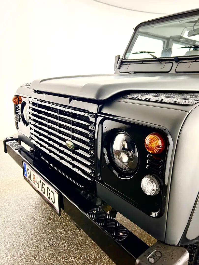 Land Rover Defender 110" Station TD - 2