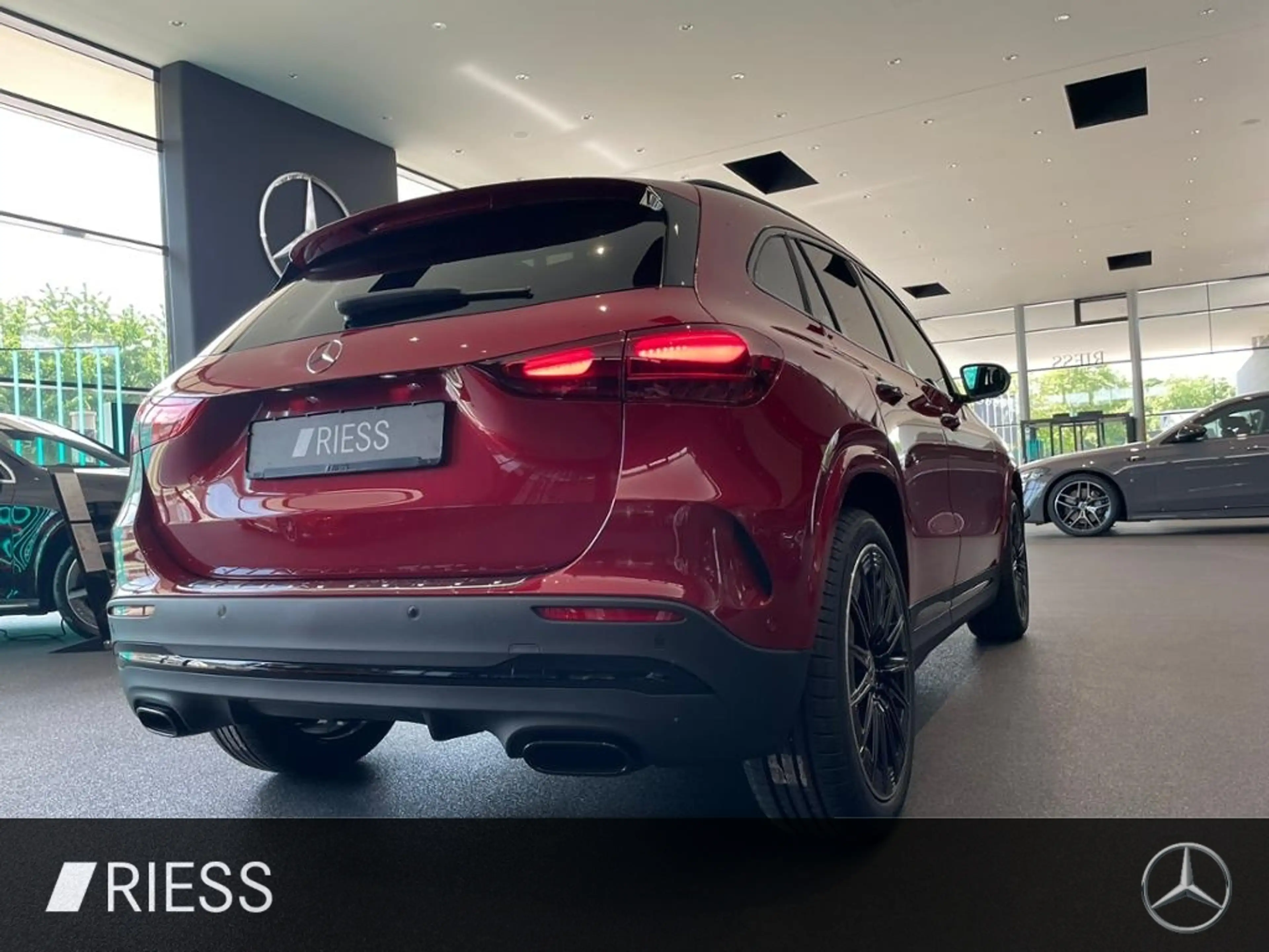 Mercedes-Benz GLA 200 AMG+PANO+HUD+DISTR+MULTIBEAM+MEM+AHK+360 — photo 8