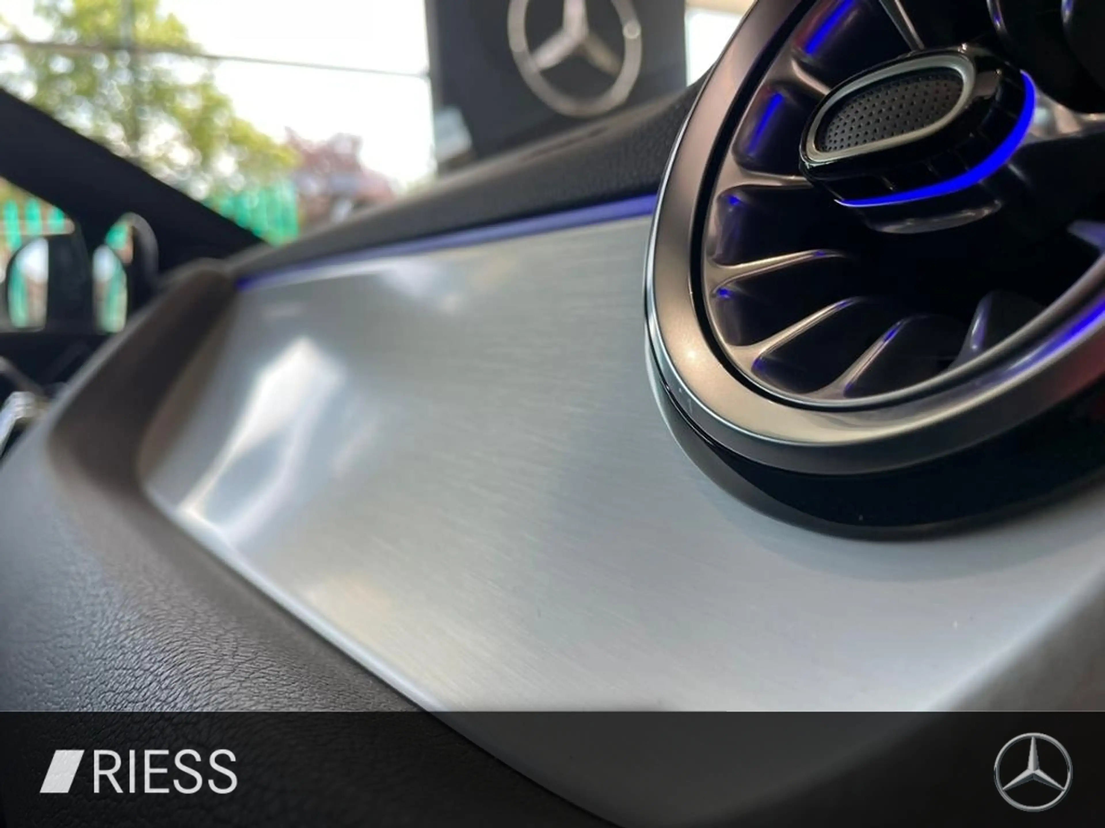 Mercedes-Benz GLA 200 AMG+PANO+HUD+DISTR+MULTIBEAM+MEM+AHK+360 — photo 12