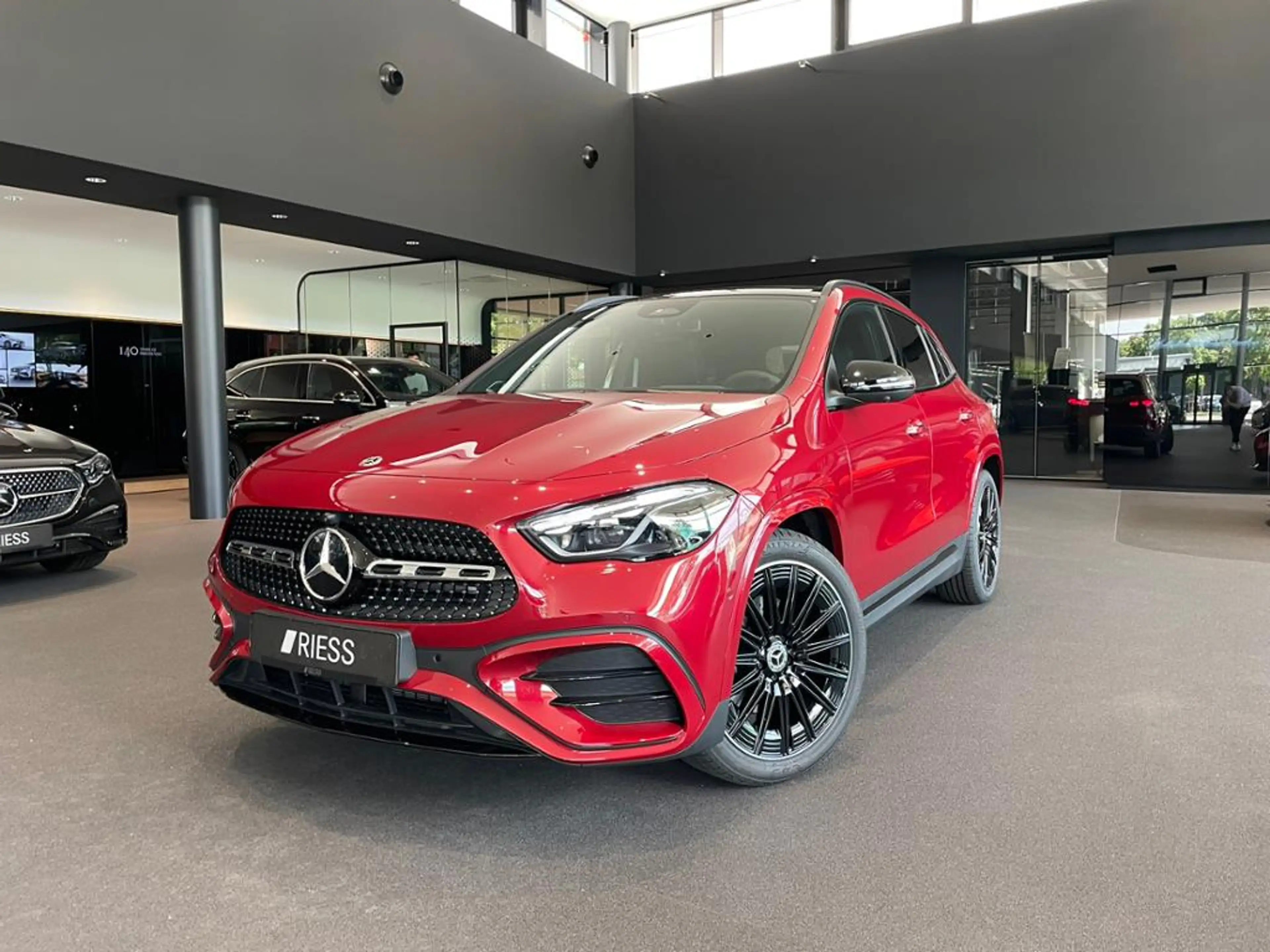 Mercedes-Benz GLA 200 AMG+PANO+HUD+DISTR+MULTIBEAM+MEM+AHK+360 — photo 2