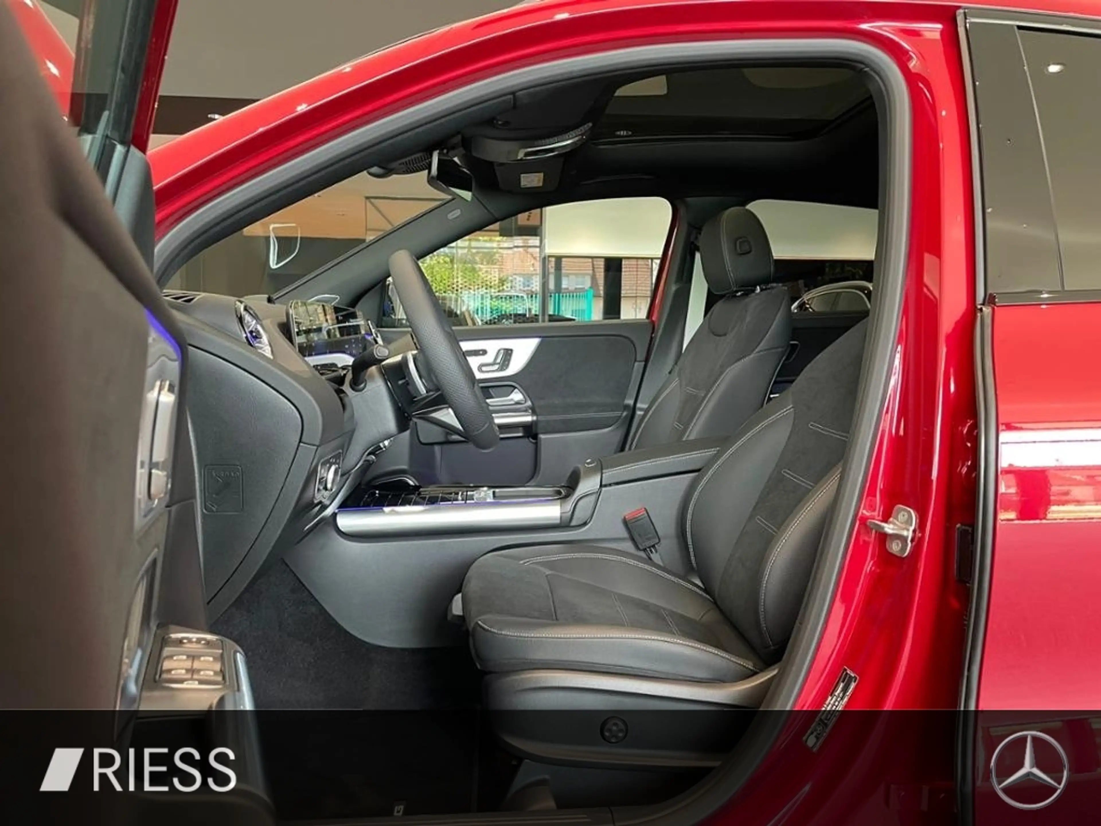 Mercedes-Benz GLA 200 AMG+PANO+HUD+DISTR+MULTIBEAM+MEM+AHK+360 — photo 3