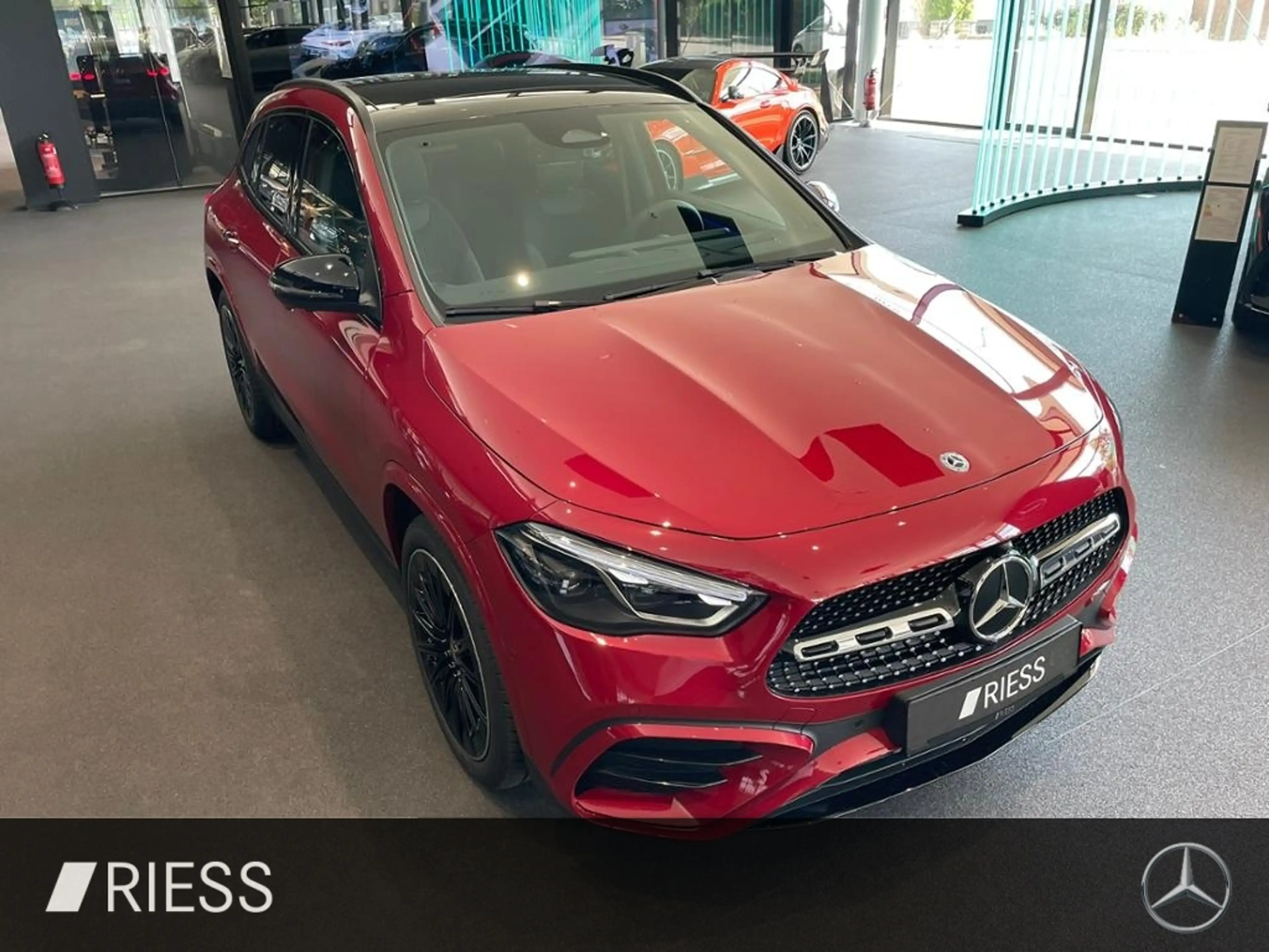 Mercedes-Benz GLA 200 AMG+PANO+HUD+DISTR+MULTIBEAM+MEM+AHK+360 — photo 9
