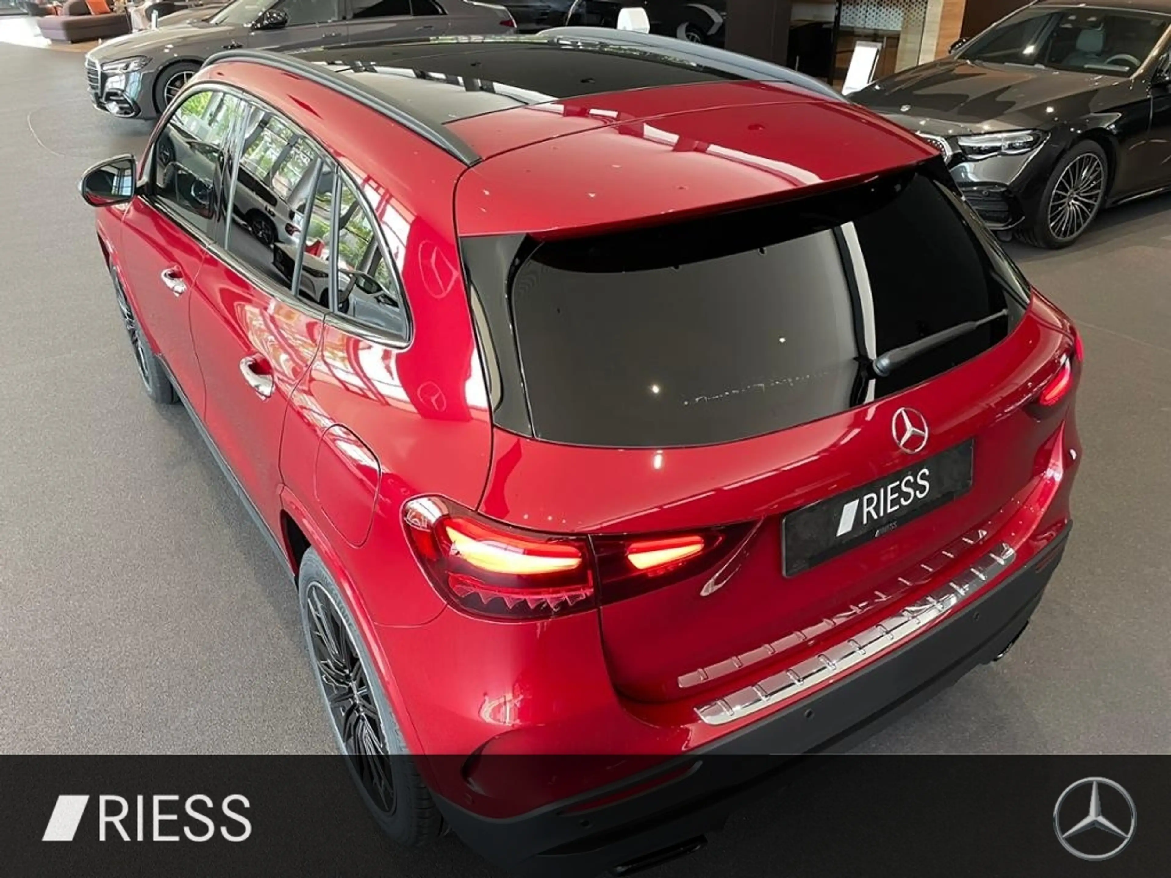 Mercedes-Benz GLA 200 AMG+PANO+HUD+DISTR+MULTIBEAM+MEM+AHK+360 — photo 7