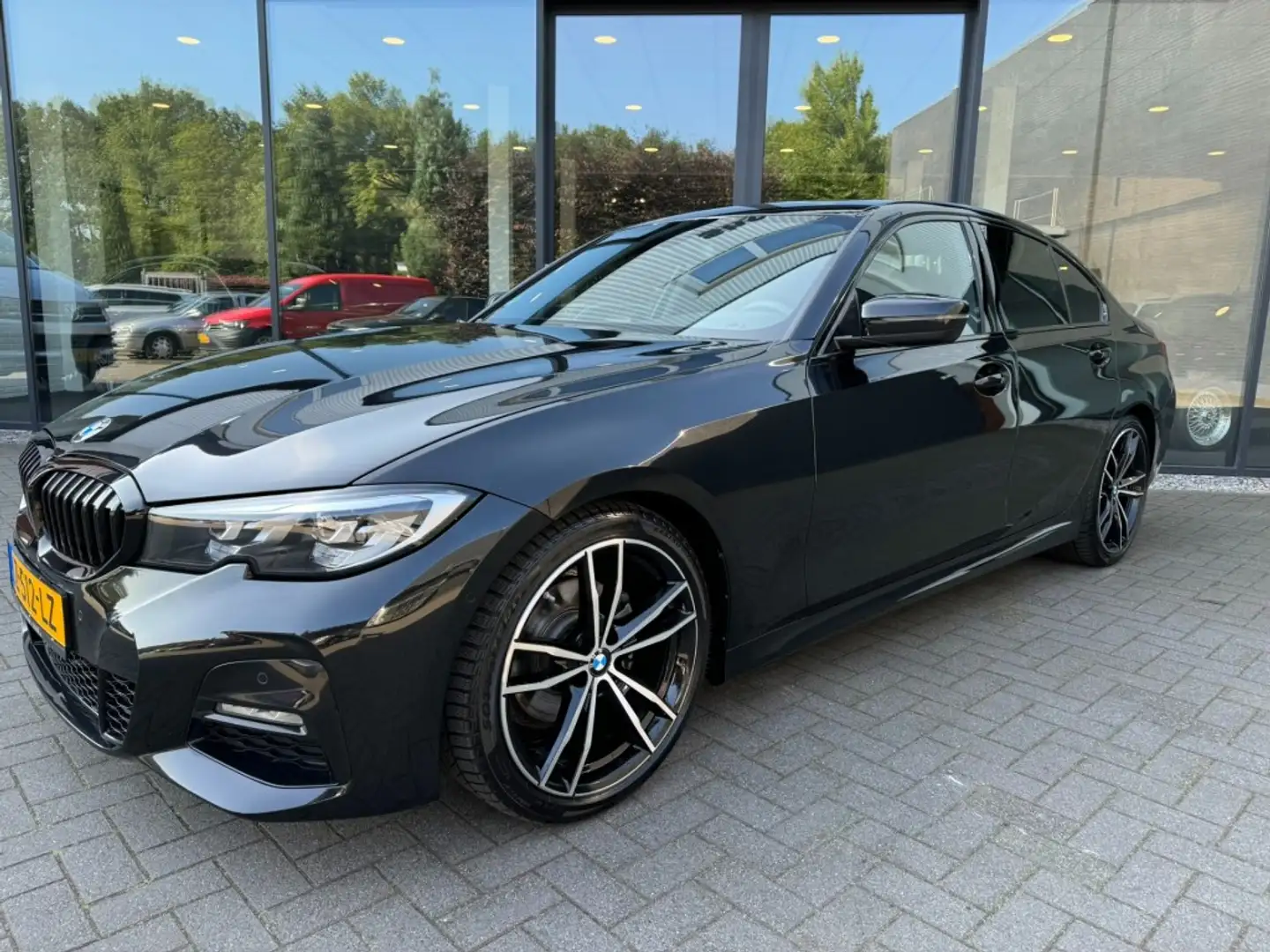 BMW 320 320I M-Sport,Leer,LED,NaviPro,Stoelverw,Clima,Crui Schwarz - 2