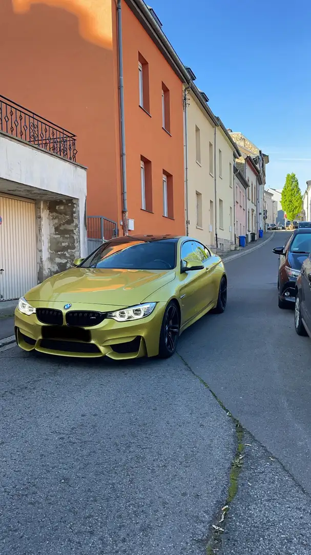 BMW M4 Coupe DKG žuta - 1