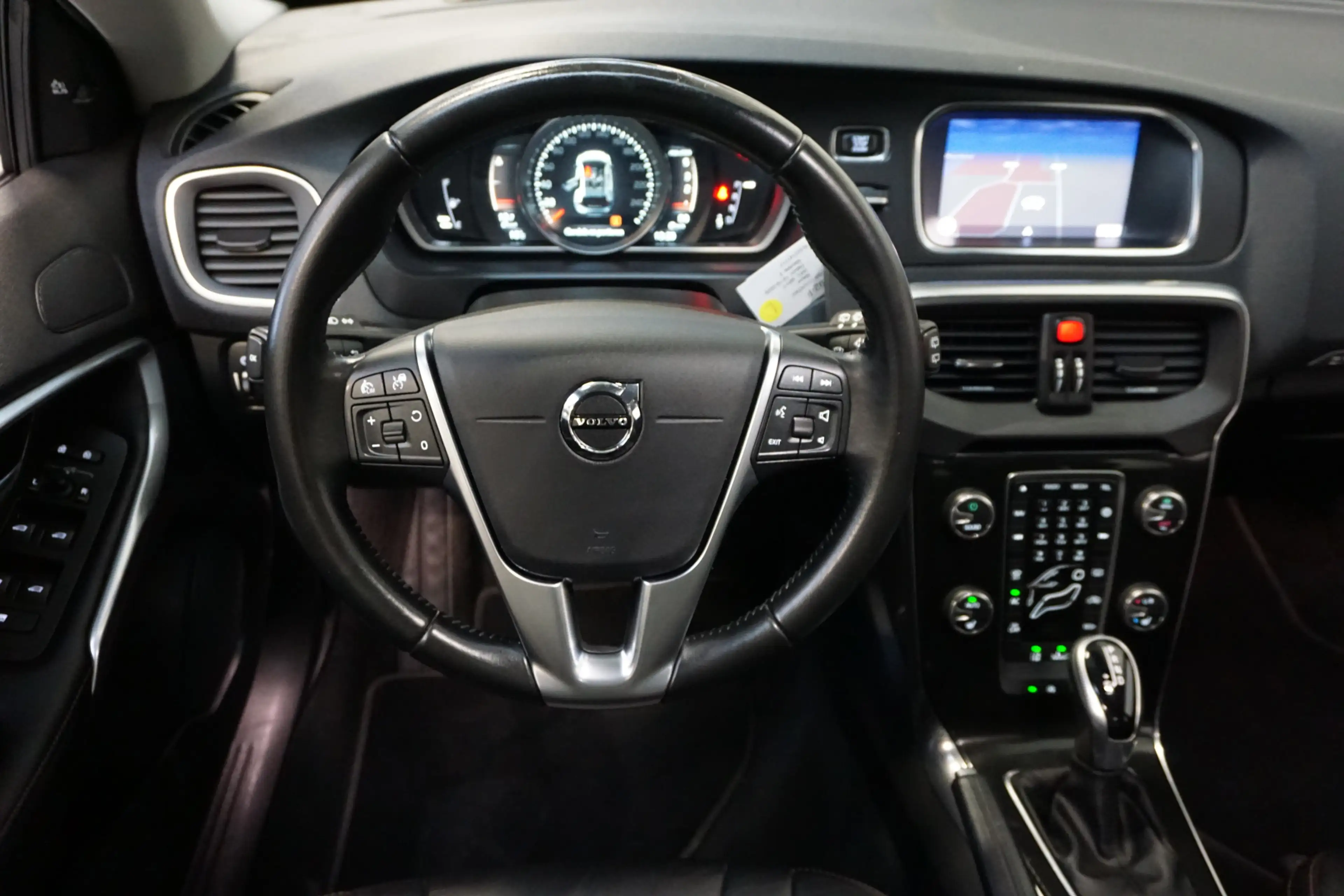 Volvo V40 Cross Country 2.0 D2 Nordic+ AUTOMAAT! LEER NAVI STAND. K. CRUIS — photo 3