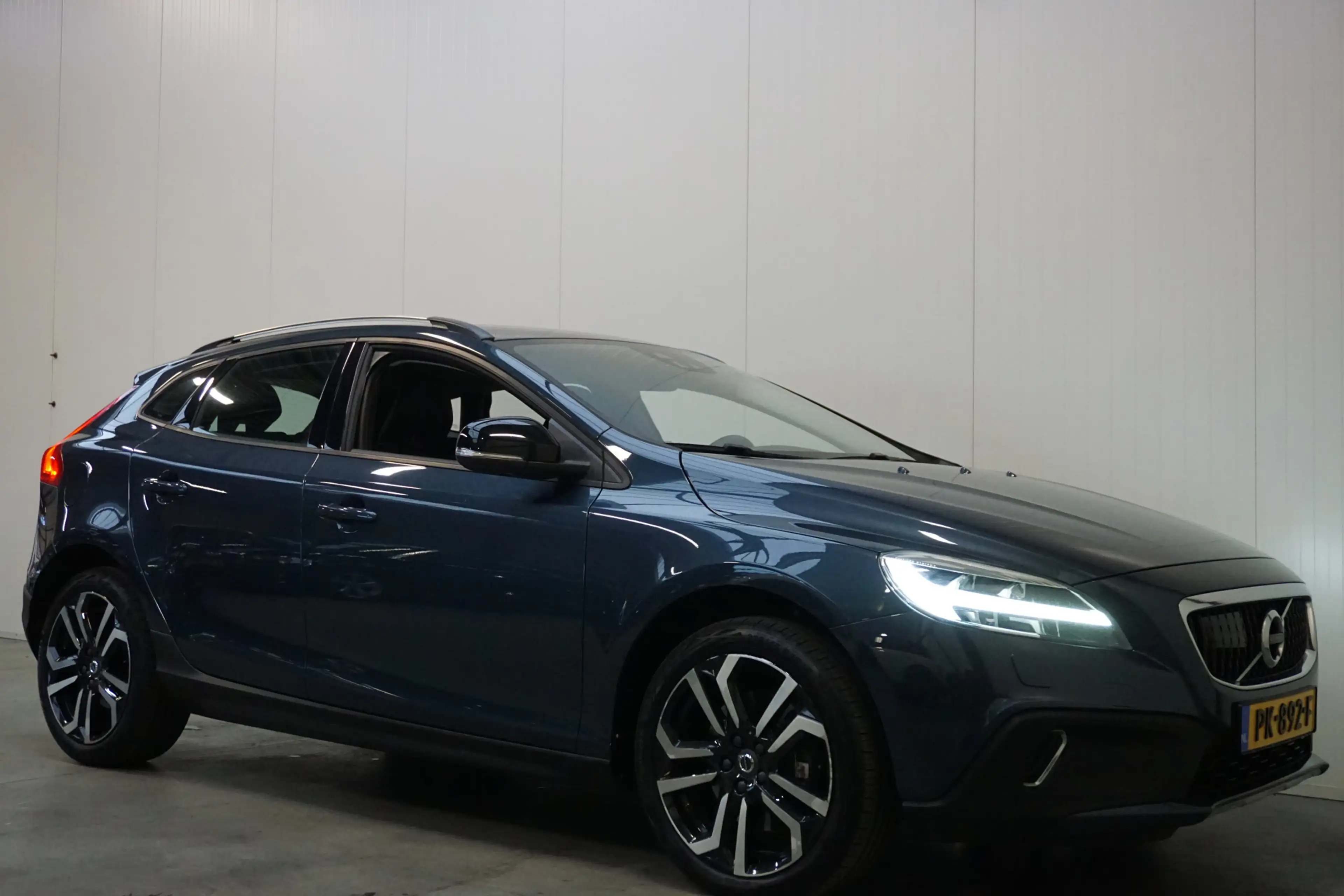 Volvo V40 Cross Country 2.0 D2 Nordic+ AUTOMAAT! LEER NAVI STAND. K. CRUIS — photo 17