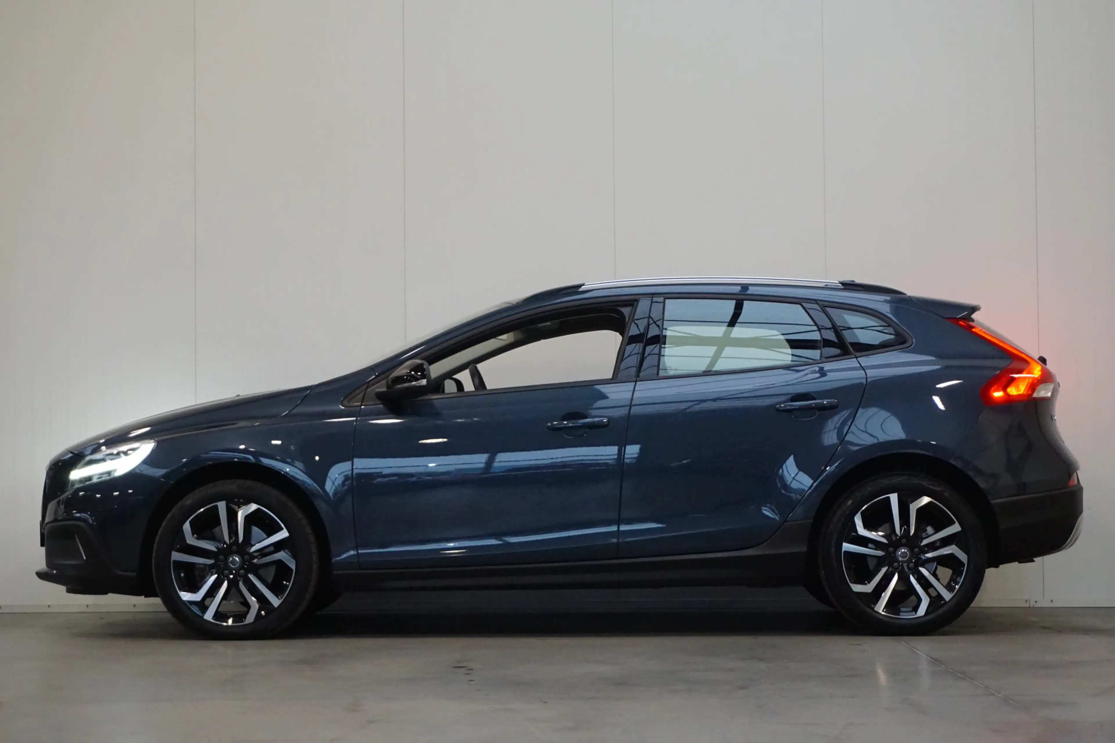 Volvo V40 Cross Country 2.0 D2 Nordic+ AUTOMAAT! LEER NAVI STAND. K. CRUIS — photo 13