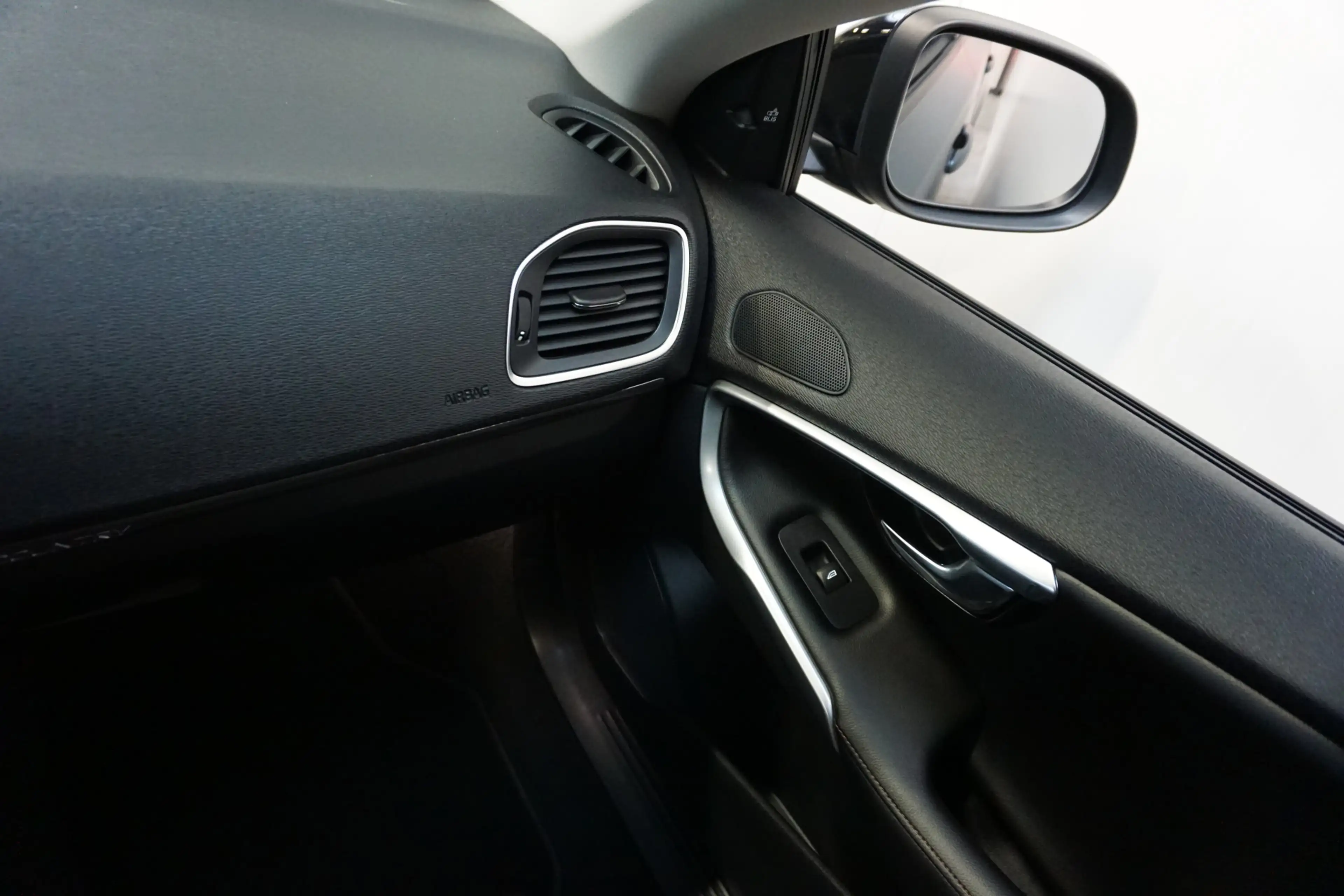 Volvo V40 Cross Country 2.0 D2 Nordic+ AUTOMAAT! LEER NAVI STAND. K. CRUIS — photo 42