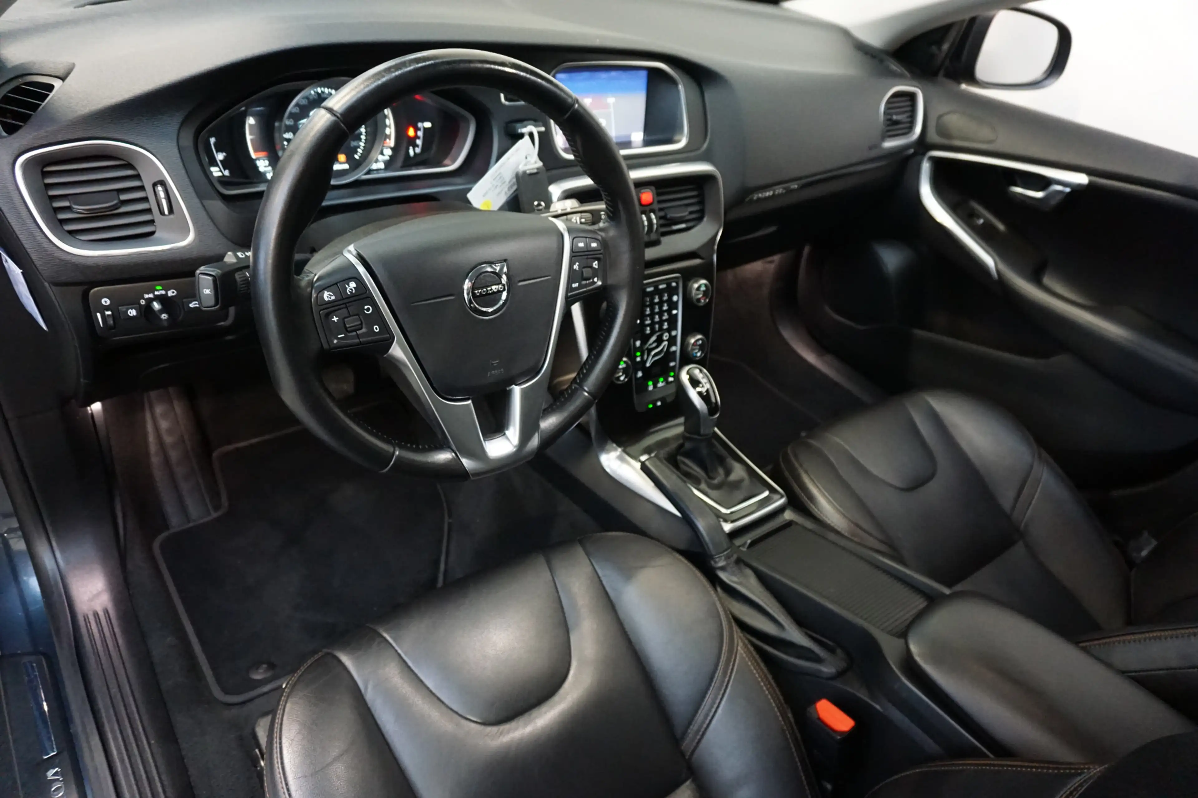 Volvo V40 Cross Country 2.0 D2 Nordic+ AUTOMAAT! LEER NAVI STAND. K. CRUIS — photo 2