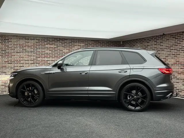 Volkswagen Touareg view 6