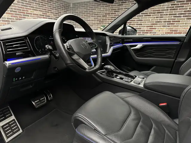 Volkswagen Touareg view 3