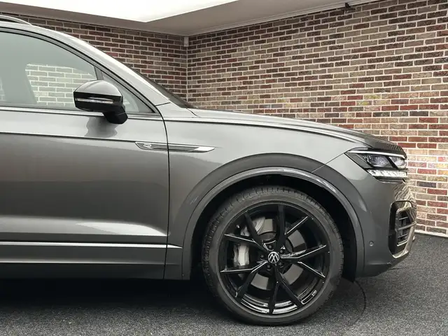 Volkswagen Touareg view 8