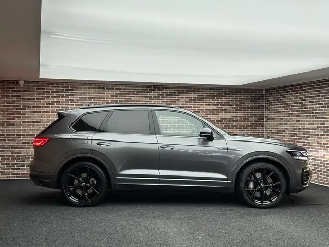 Volkswagen Touareg view 4