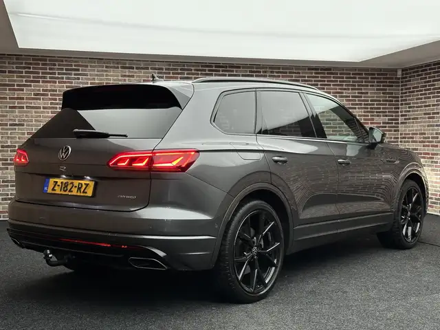 Volkswagen Touareg view 2