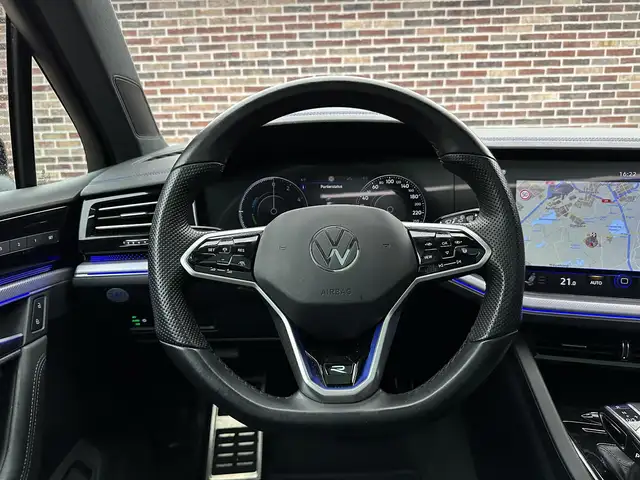 Volkswagen Touareg view 13