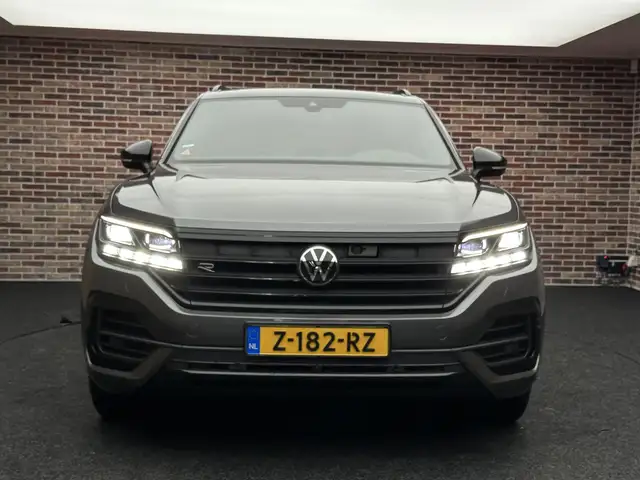 Volkswagen Touareg view 5