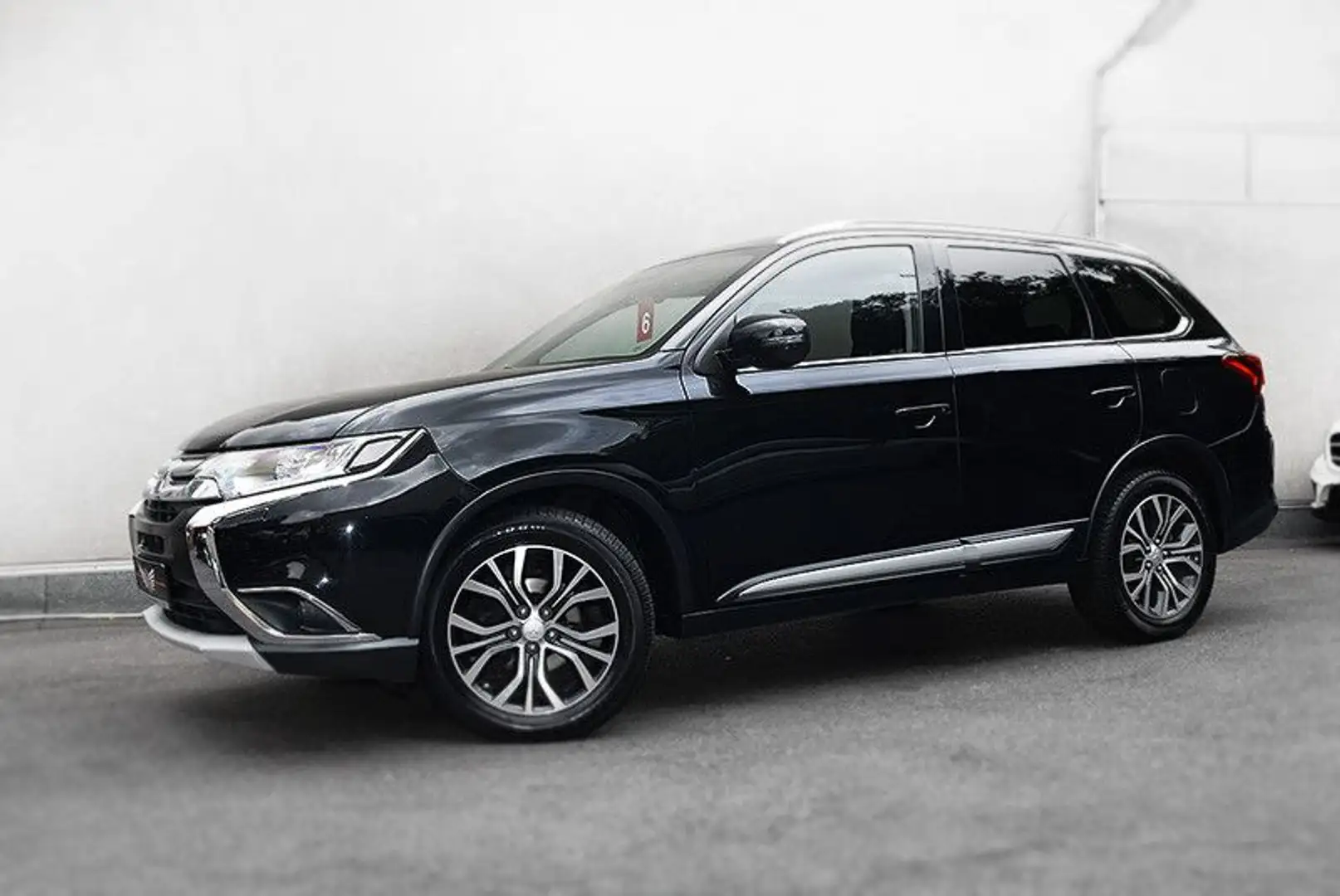 Mitsubishi Outlander OUTLANDER 2.2 Di-D SUV-STAR+4WD *Aut.*Navi*AHK* Schwarz - 2