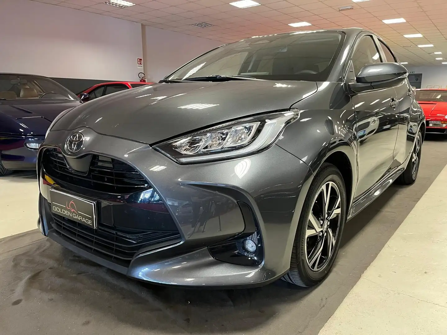 Toyota Yaris 1.5 Hybrid 5 porte Trend Grigio - 2