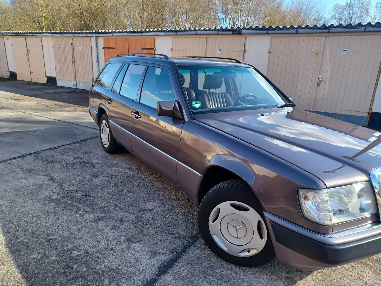 Mercedes-Benz E 200 zuverlässiger Stern mit roter Lederausstattung; E-Klasse TE, foto 3
