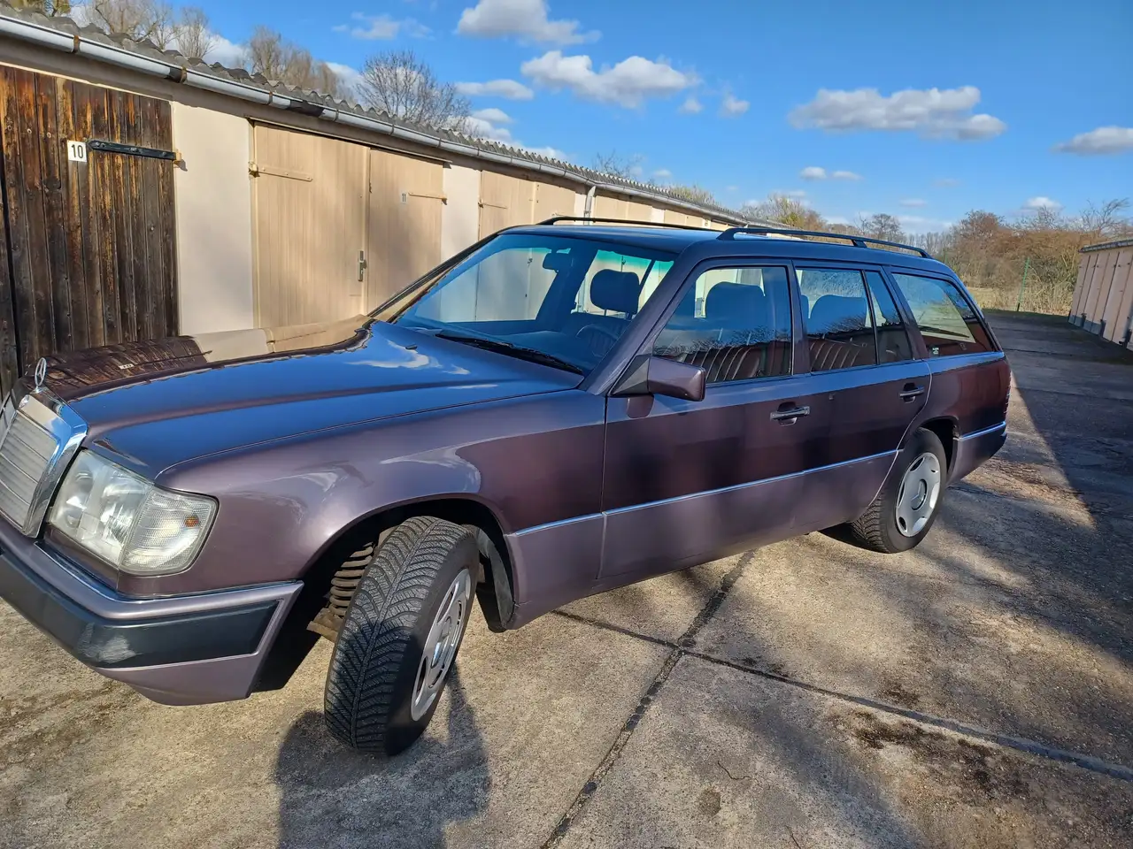 Mercedes-Benz E 200 zuverlässiger Stern mit roter Lederausstattung; E-Klasse TE, foto 2