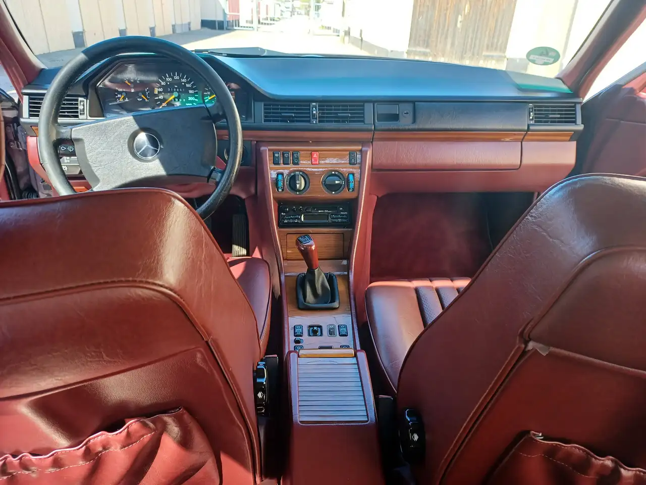 Mercedes-Benz E 200 zuverlässiger Stern mit roter Lederausstattung; E-Klasse TE, foto 1