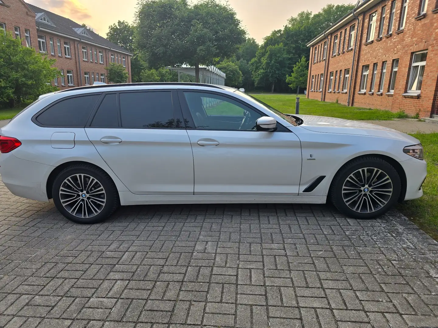 BMW 520 520d Touring Aut. Sport Line - 2