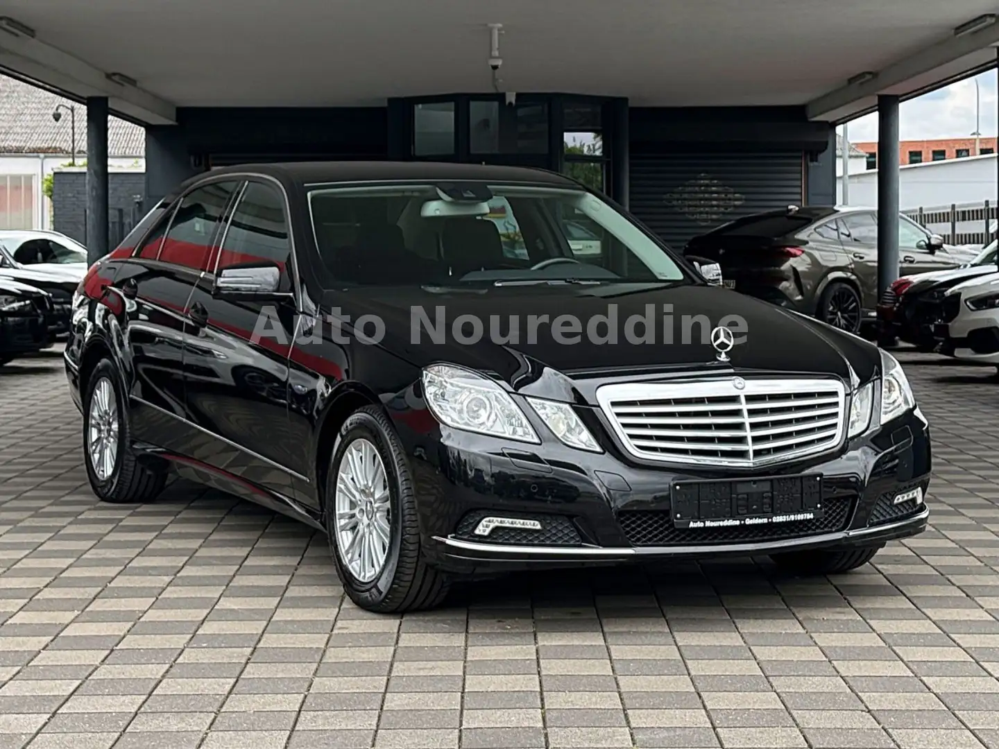 Mercedes-Benz E 200 CGI W212 Limousine *Automatik*Navi*Xenon* Noir - 1