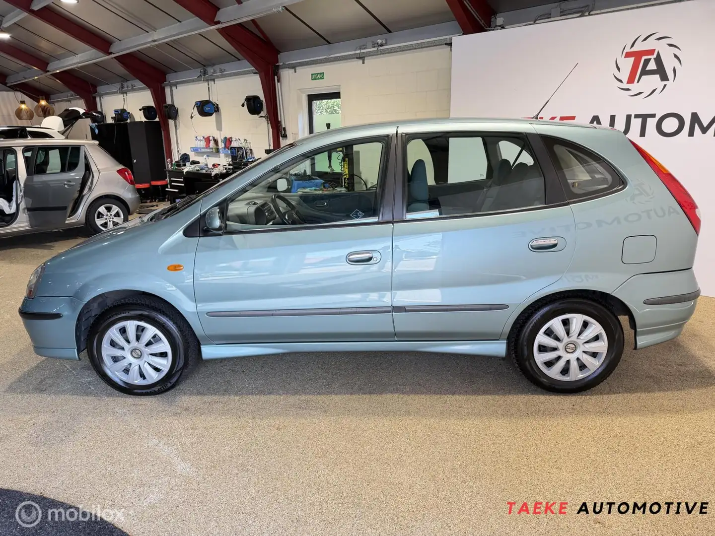 Nissan Almera Tino 2.0 CVT Ambience Automaat/Airco/Apk Grün - 2