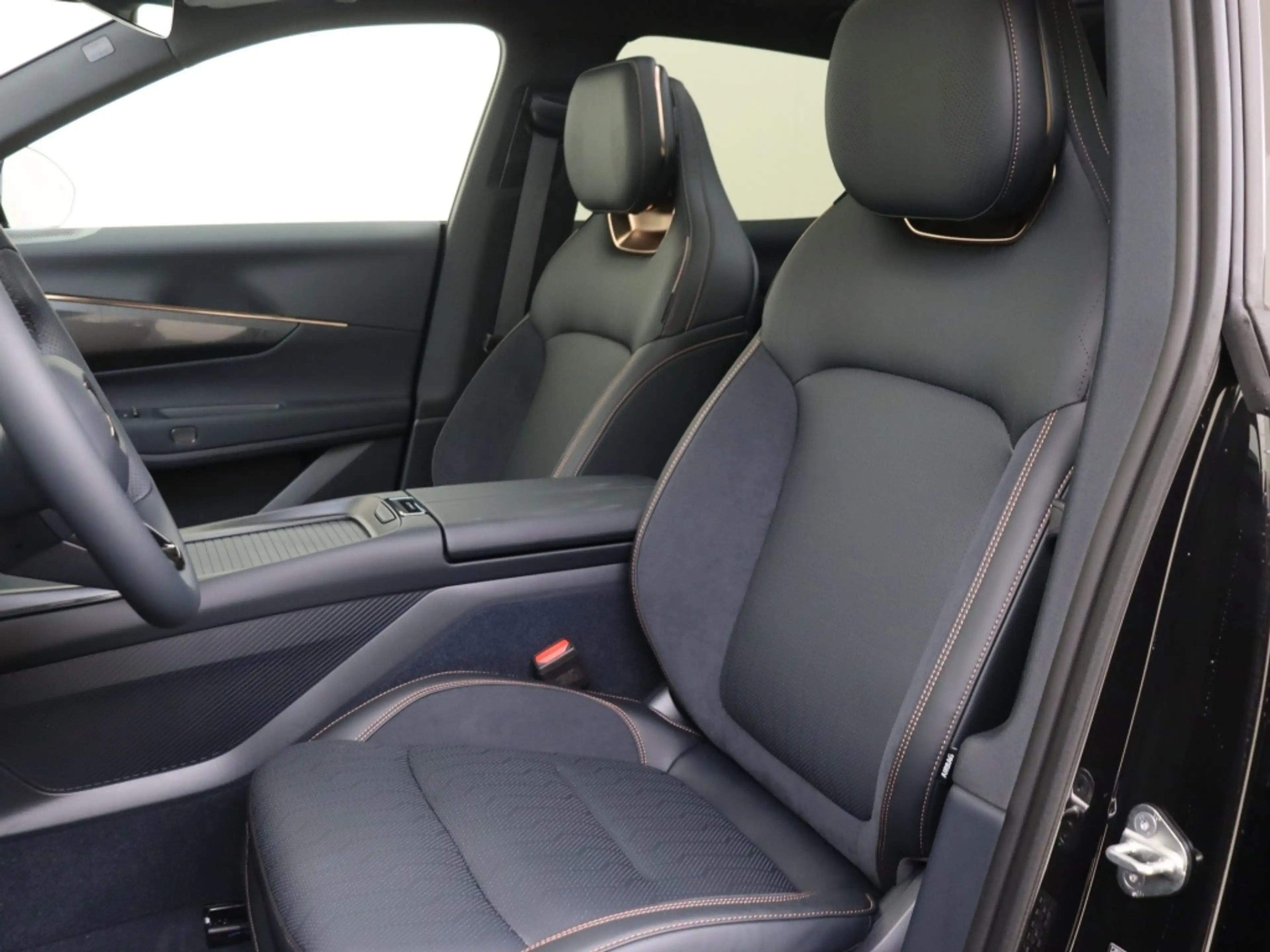 Lynk & Co 08 MORE | BLACK EDITION | Panoramadak — photo 15
