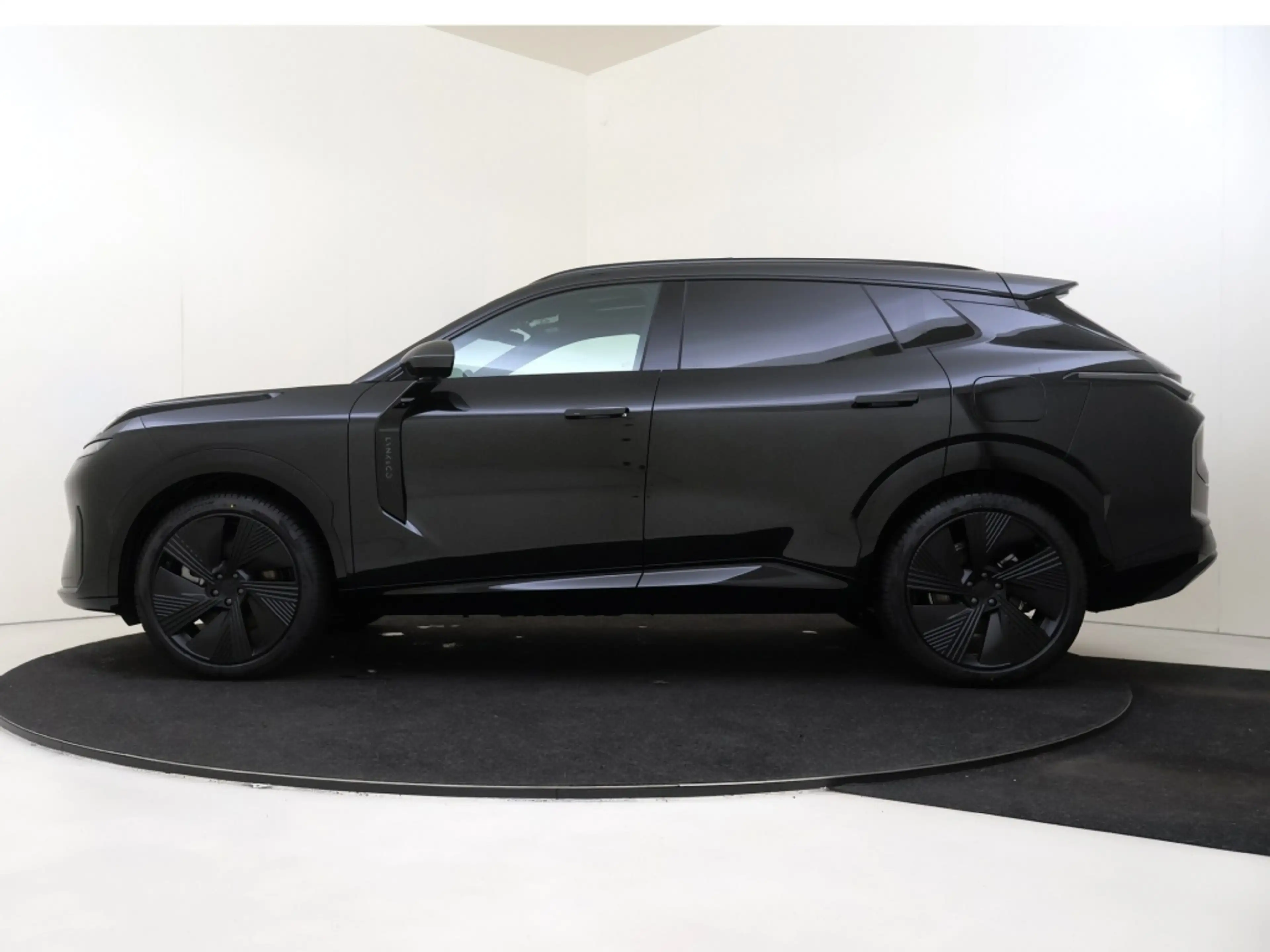 Lynk & Co 08 MORE | BLACK EDITION | Panoramadak — photo 2