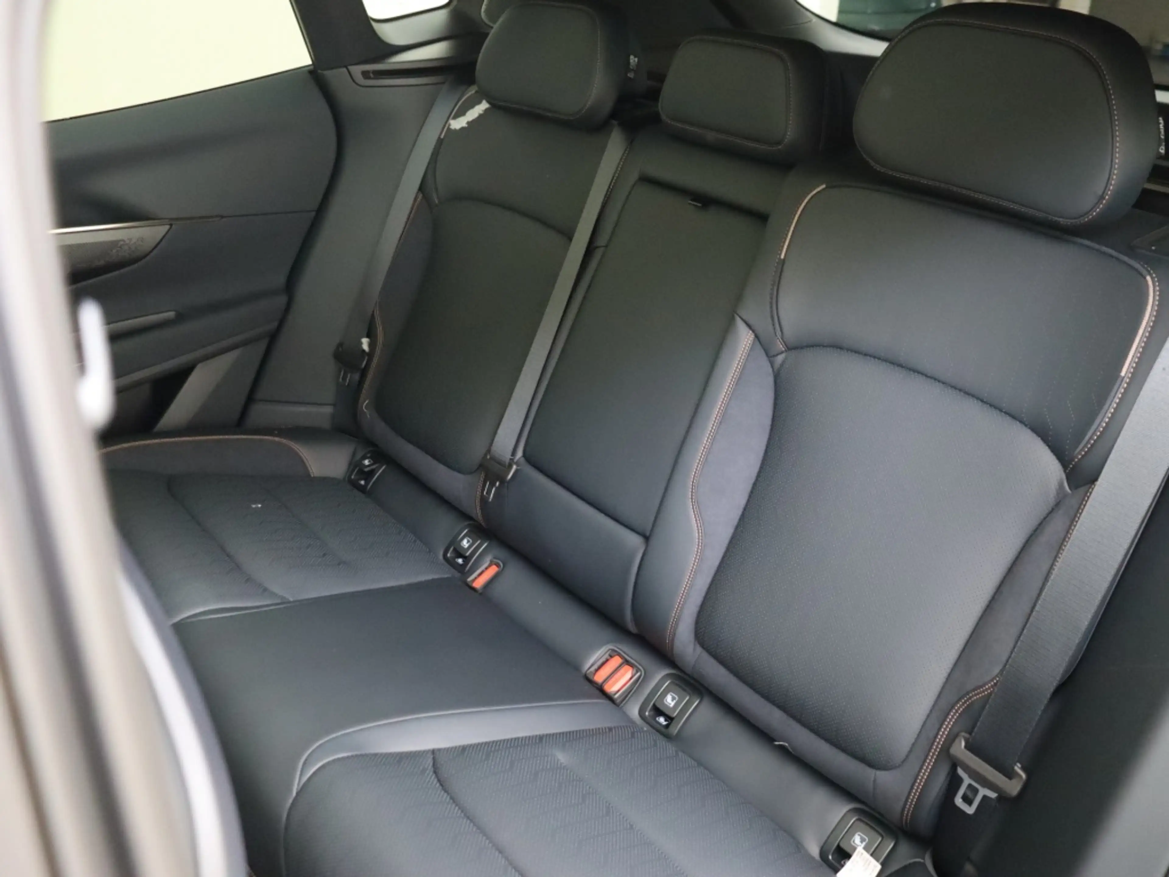 Lynk & Co 08 MORE | BLACK EDITION | Panoramadak — photo 7