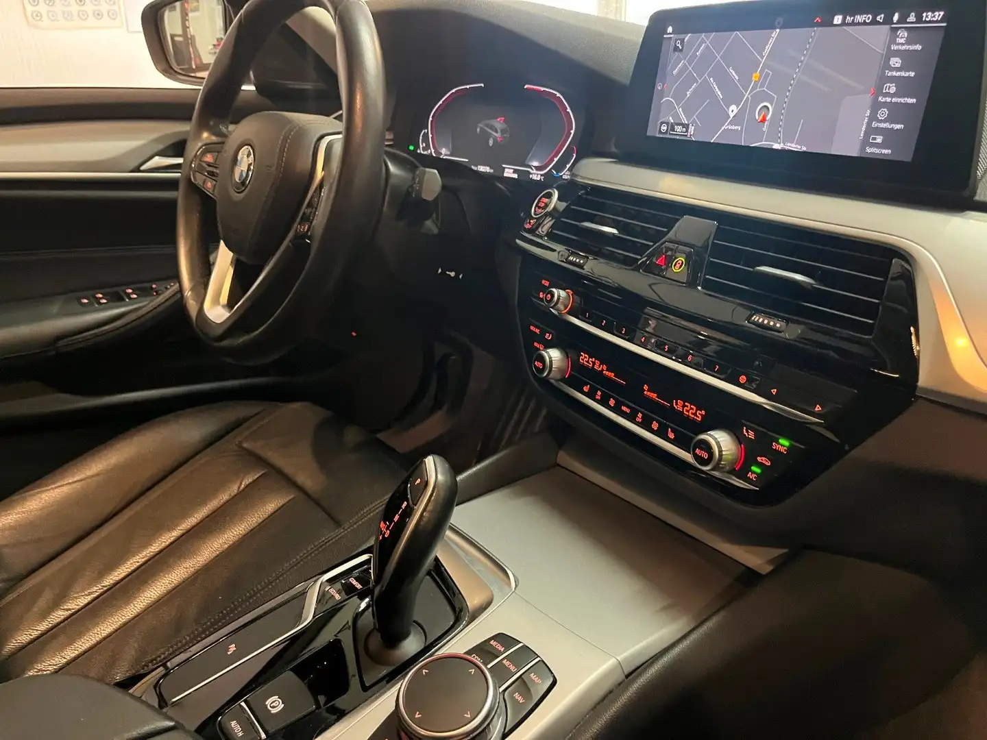 BMW 530 da+Voll-Leder+4xSHZ+R-Kamera+HarmanKardon+DAB Silber - 2