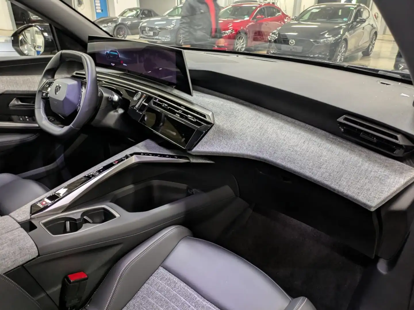 Peugeot 5008 NEUES MODELL 145 e-DSC6*7Sitz*360°Cam°Shz Schwarz - 2