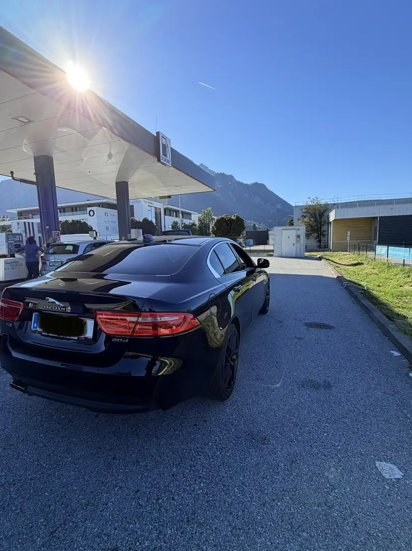Jaguar XE 20d Pure Schwarz - 2