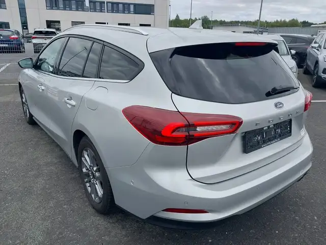 Ford Focus view 3