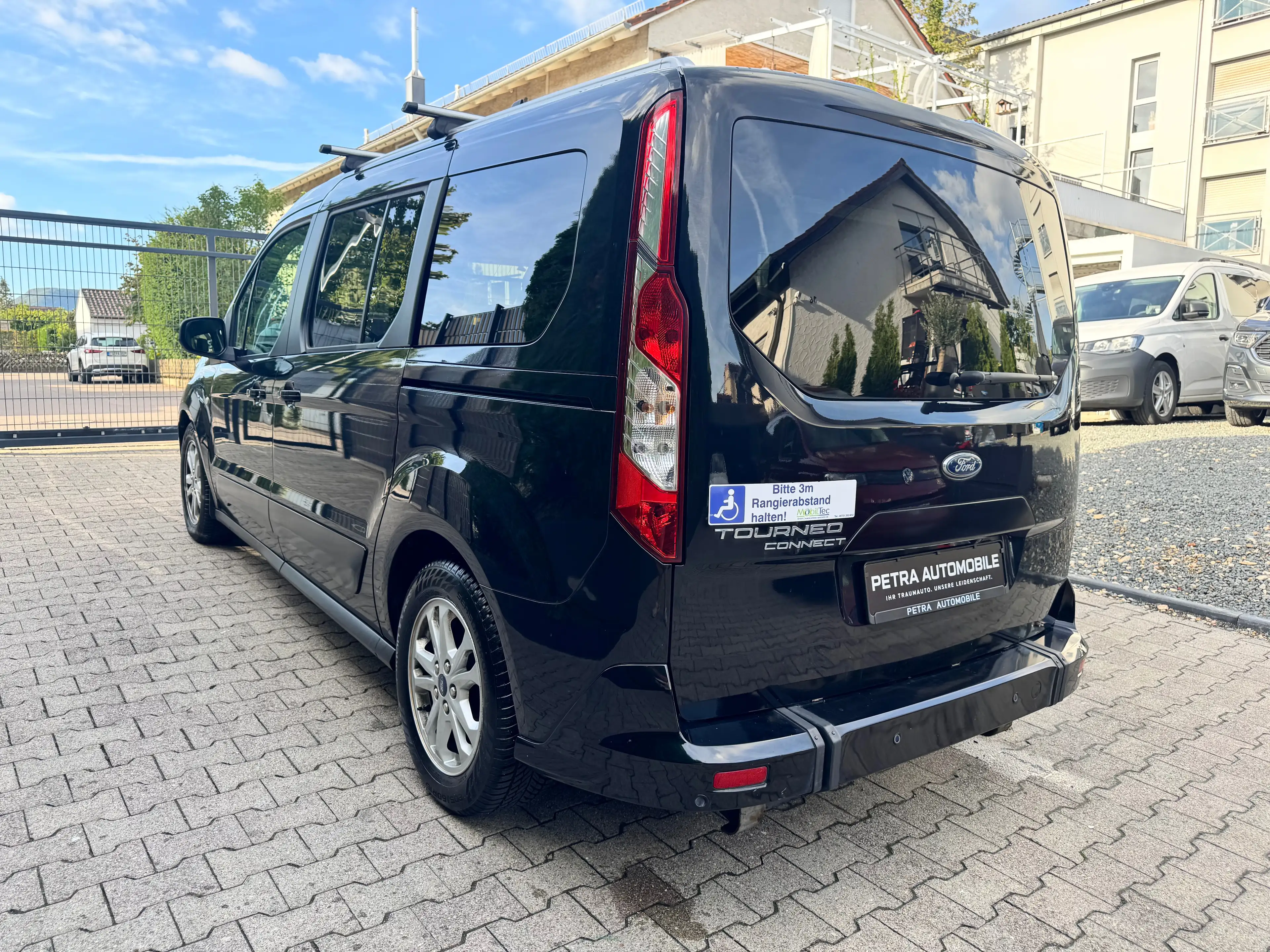 Ford Tourneo Connect Titanium ROLLSTUHL + RAMPE + BEHINDERTERGERECHT +7SITZE + PANORAMA — photo 3