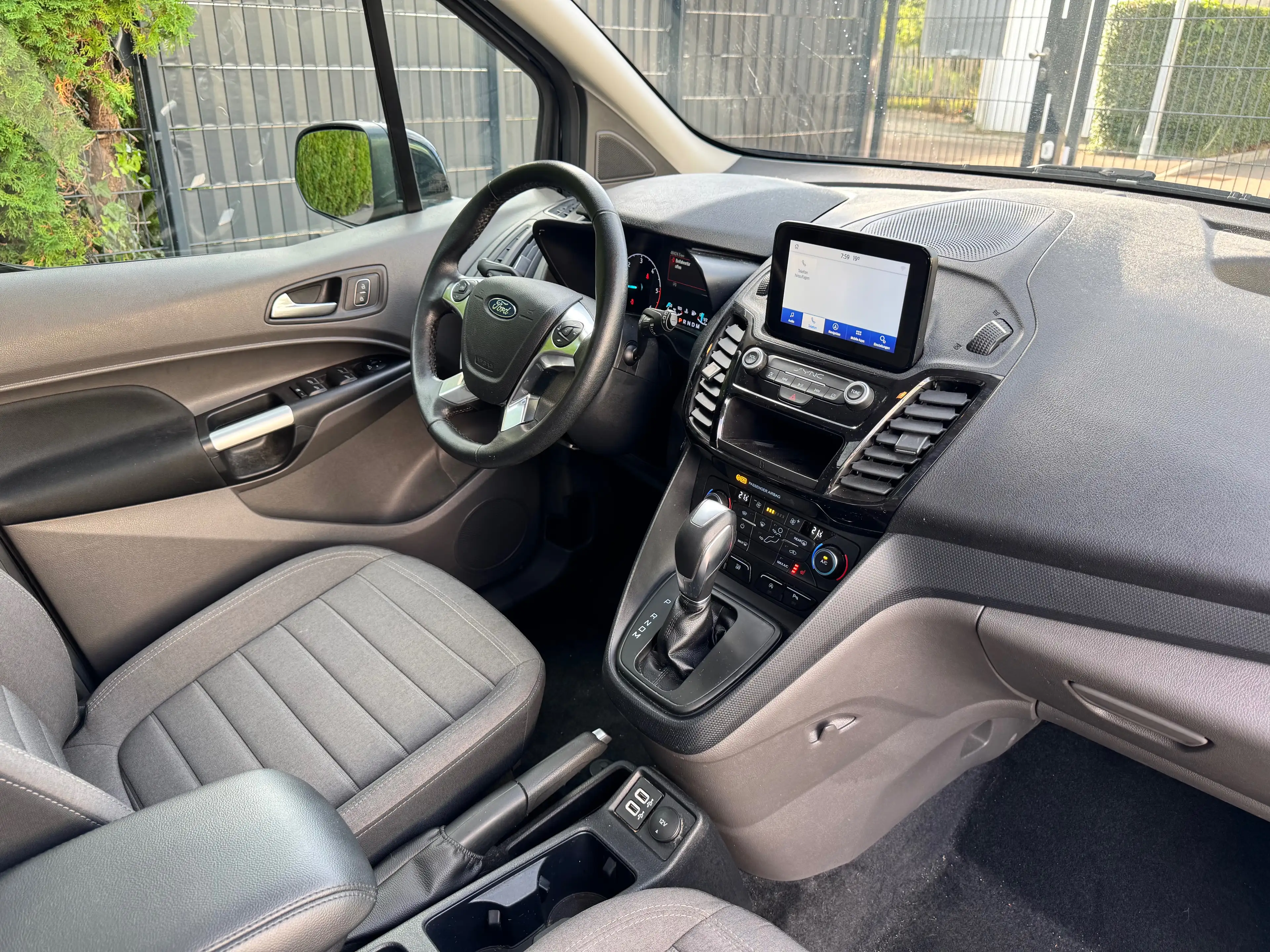 Ford Tourneo Connect Titanium ROLLSTUHL + RAMPE + BEHINDERTERGERECHT +7SITZE + PANORAMA — photo 15