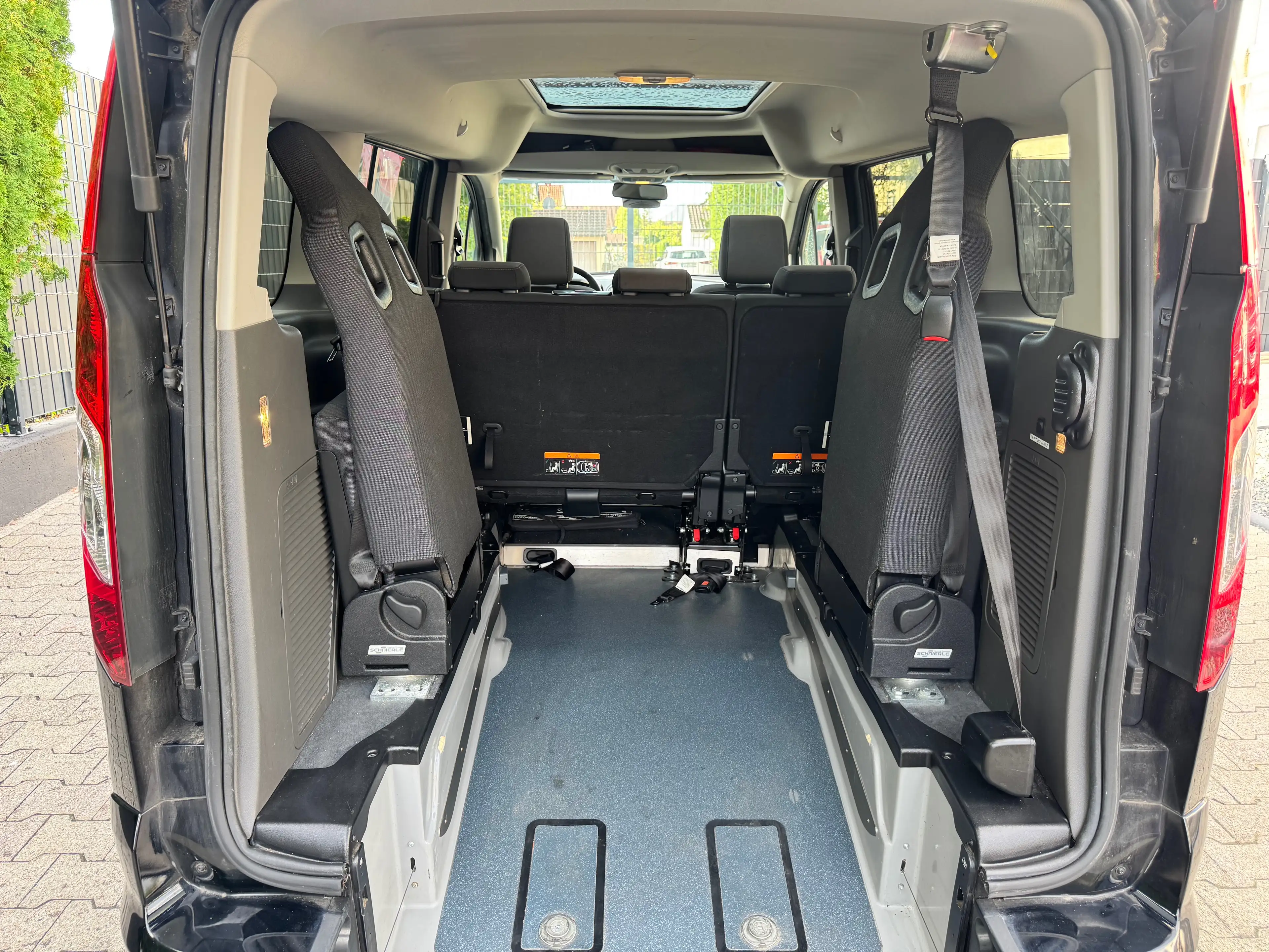 Ford Tourneo Connect Titanium ROLLSTUHL + RAMPE + BEHINDERTERGERECHT +7SITZE + PANORAMA — photo 5