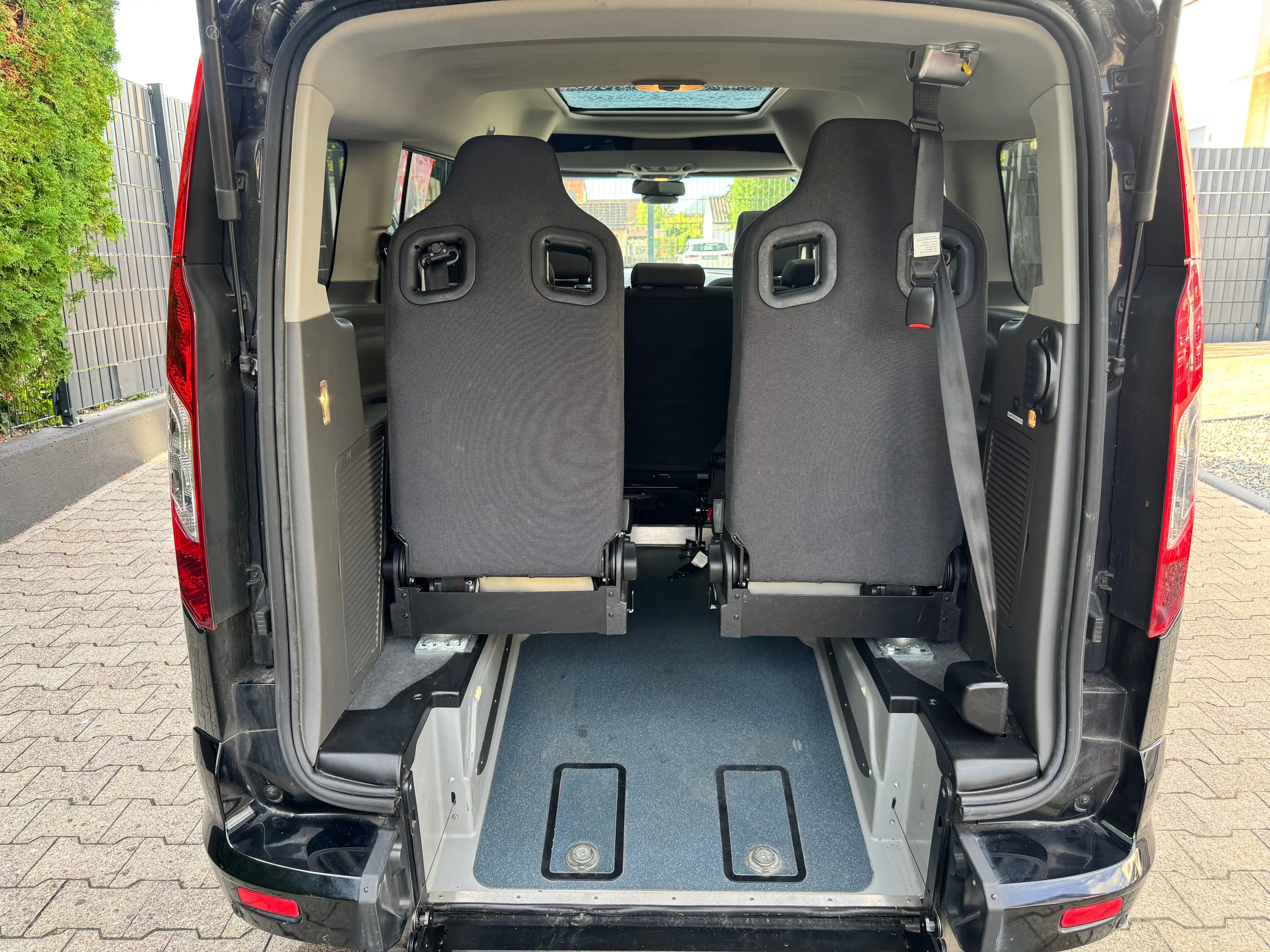 Ford Tourneo Connect Titanium ROLLSTUHL + RAMPE + BEHINDERTERGERECHT +7SITZE + PANORAMA — photo 6