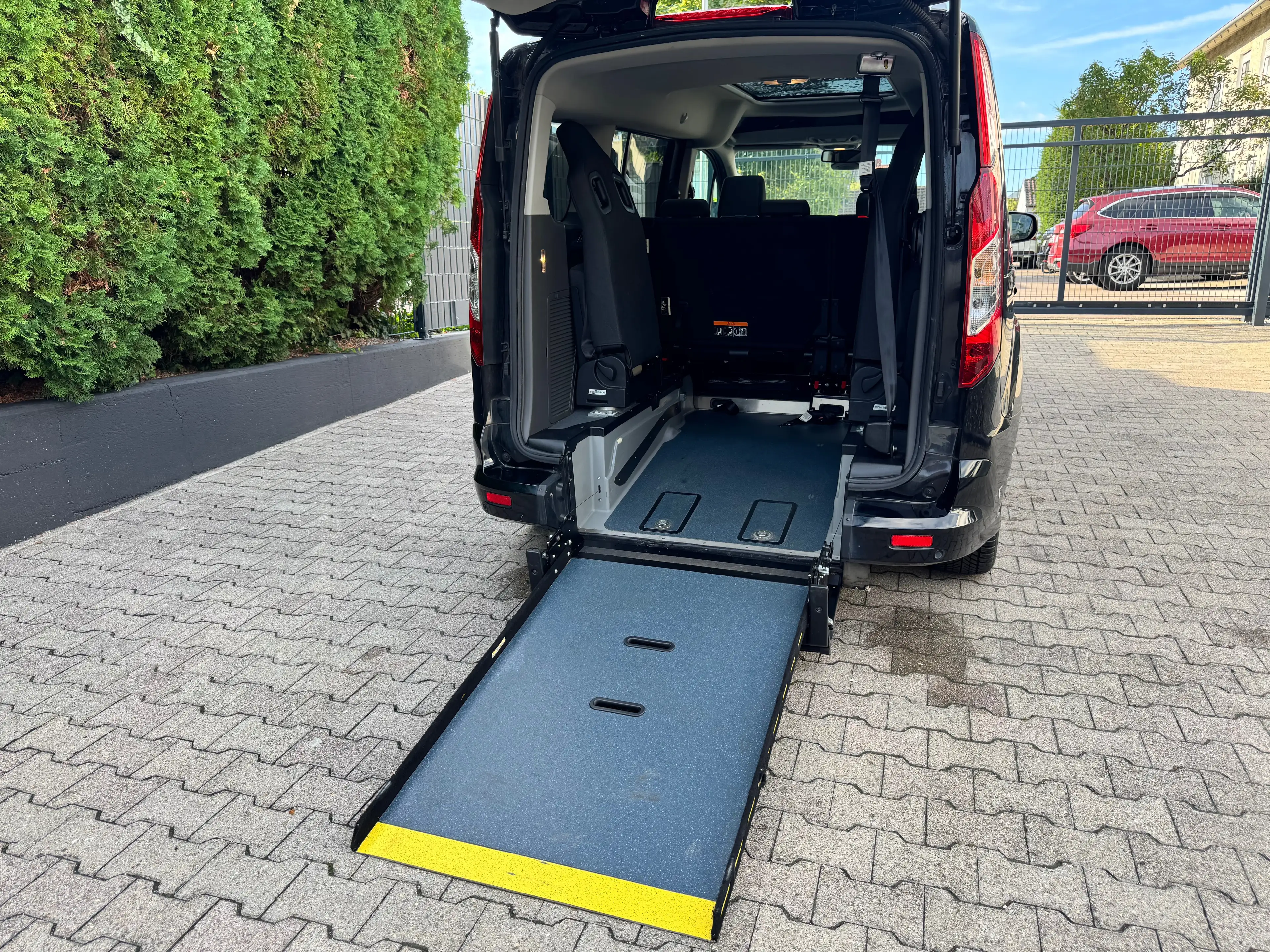 Ford Tourneo Connect Titanium ROLLSTUHL + RAMPE + BEHINDERTERGERECHT +7SITZE + PANORAMA