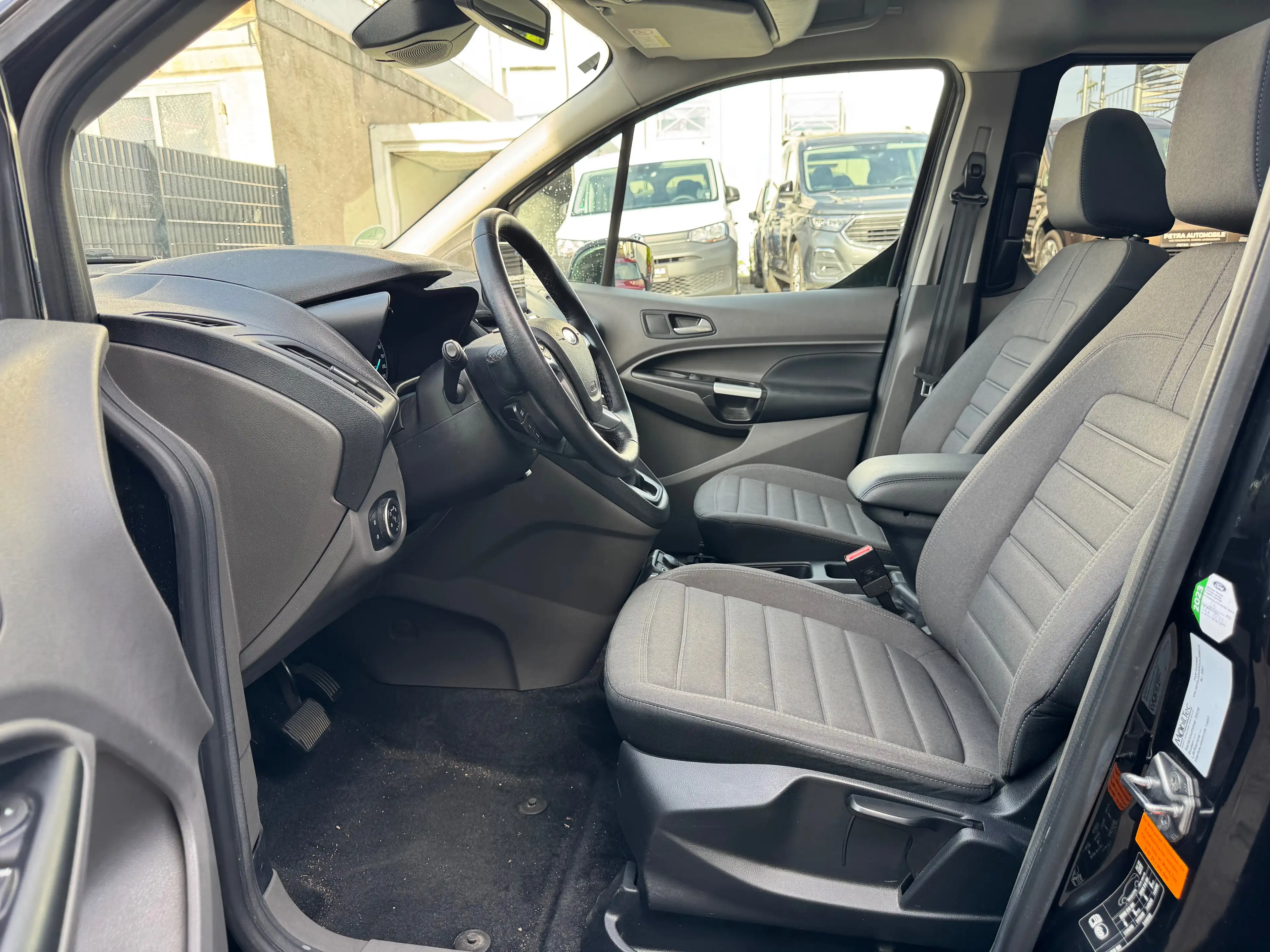 Ford Tourneo Connect Titanium ROLLSTUHL + RAMPE + BEHINDERTERGERECHT +7SITZE + PANORAMA — photo 9