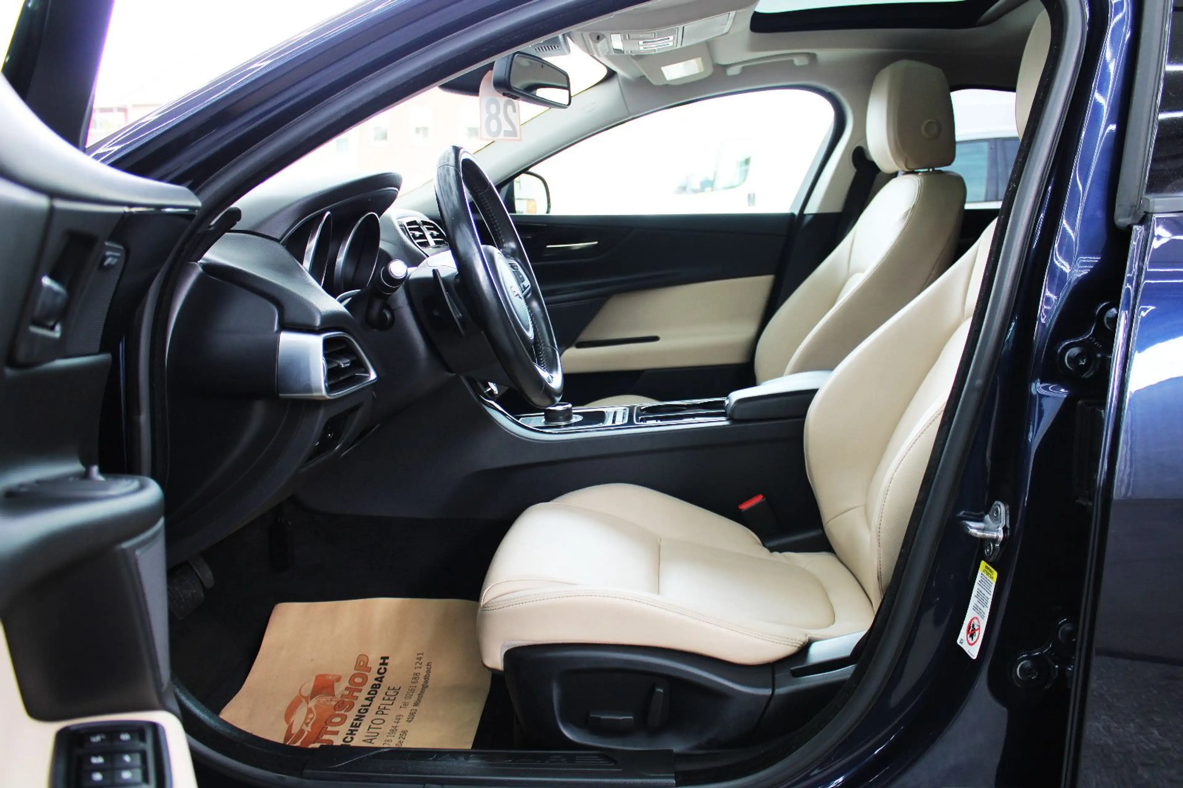 Jaguar XE S Automatik *Tüv&Inspektion Neu*Pano*Meridian — photo 11