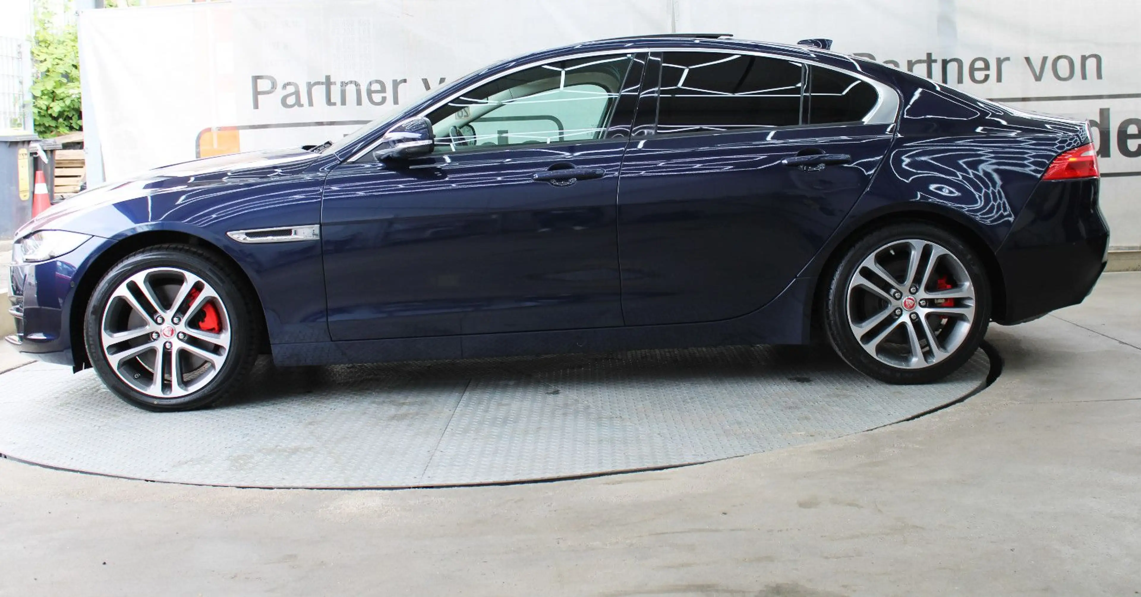 Jaguar XE S Automatik *Tüv&Inspektion Neu*Pano*Meridian — photo 4