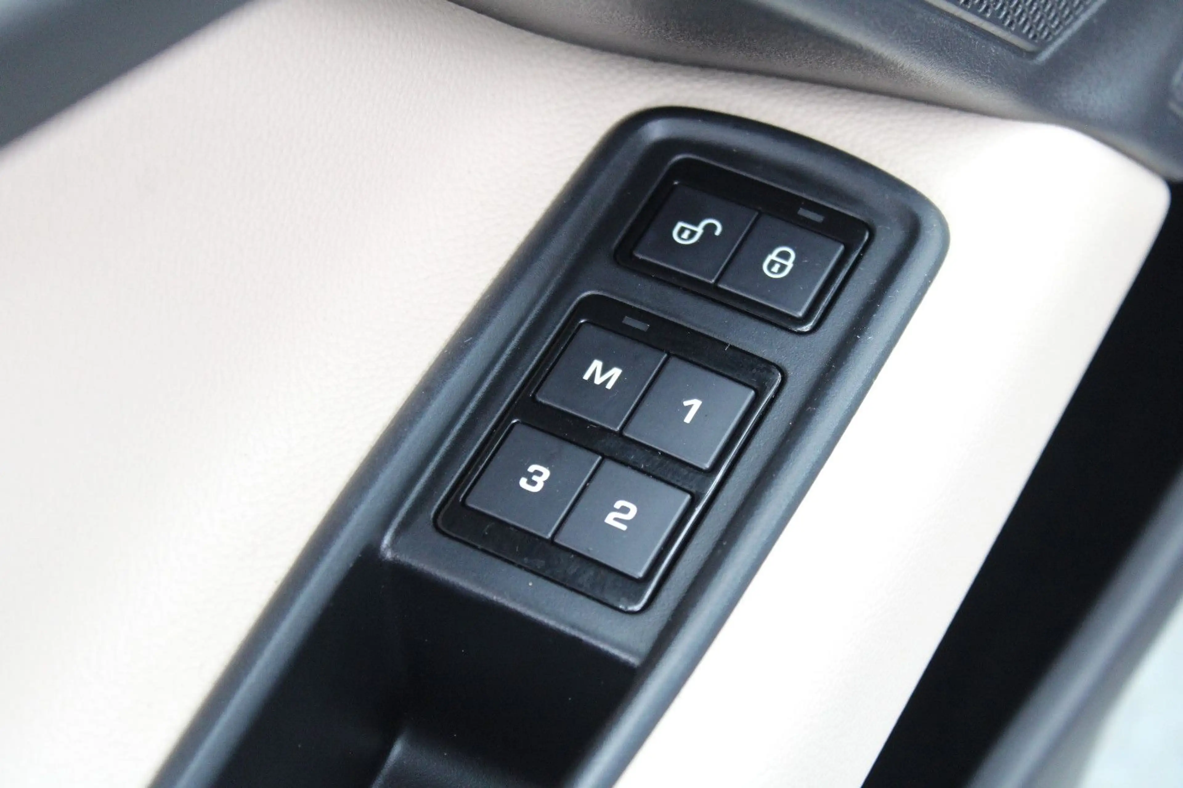 Jaguar XE S Automatik *Tüv&Inspektion Neu*Pano*Meridian — photo 12