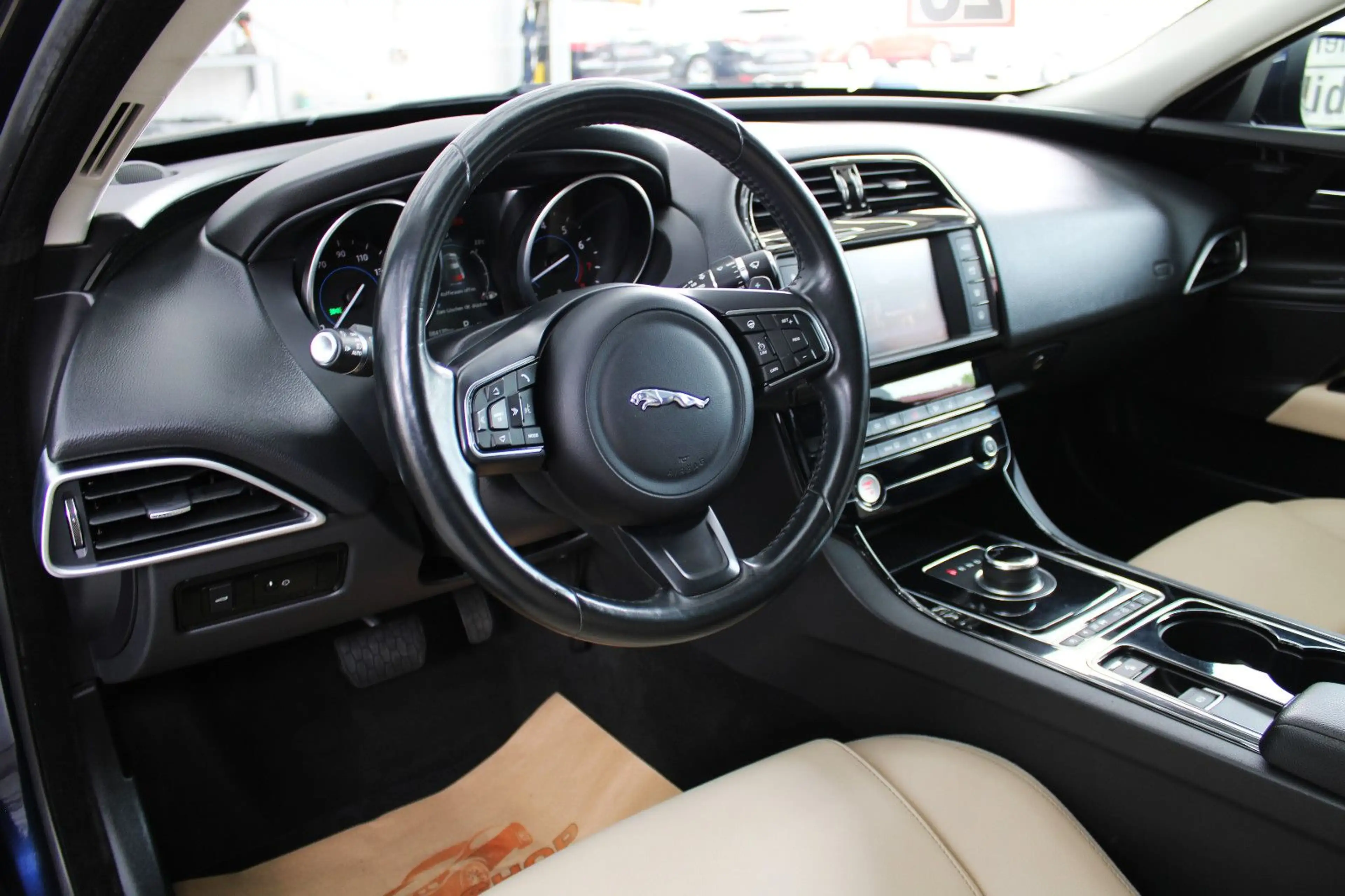 Jaguar XE S Automatik *Tüv&Inspektion Neu*Pano*Meridian — photo 15