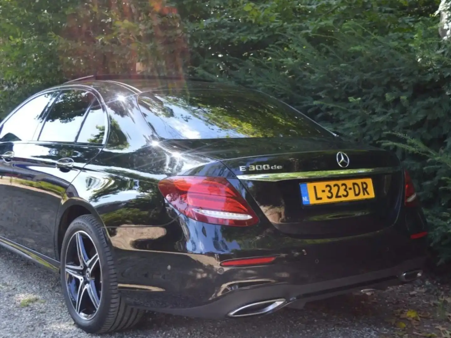 Mercedes-Benz E 300 Premium Plus Zwart - 2