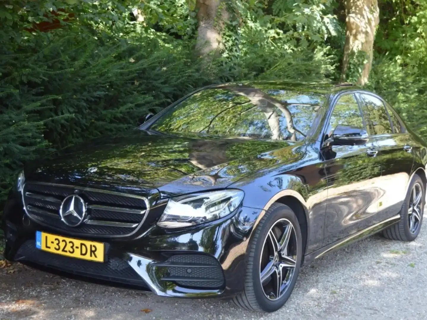 Mercedes-Benz E 300 Premium Plus Zwart - 1
