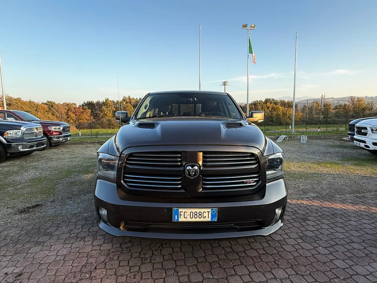 Dodge RAM 1500 5.7 CREW CAB SPORT - GPL- COVER - AIR MATIC Gris - 2